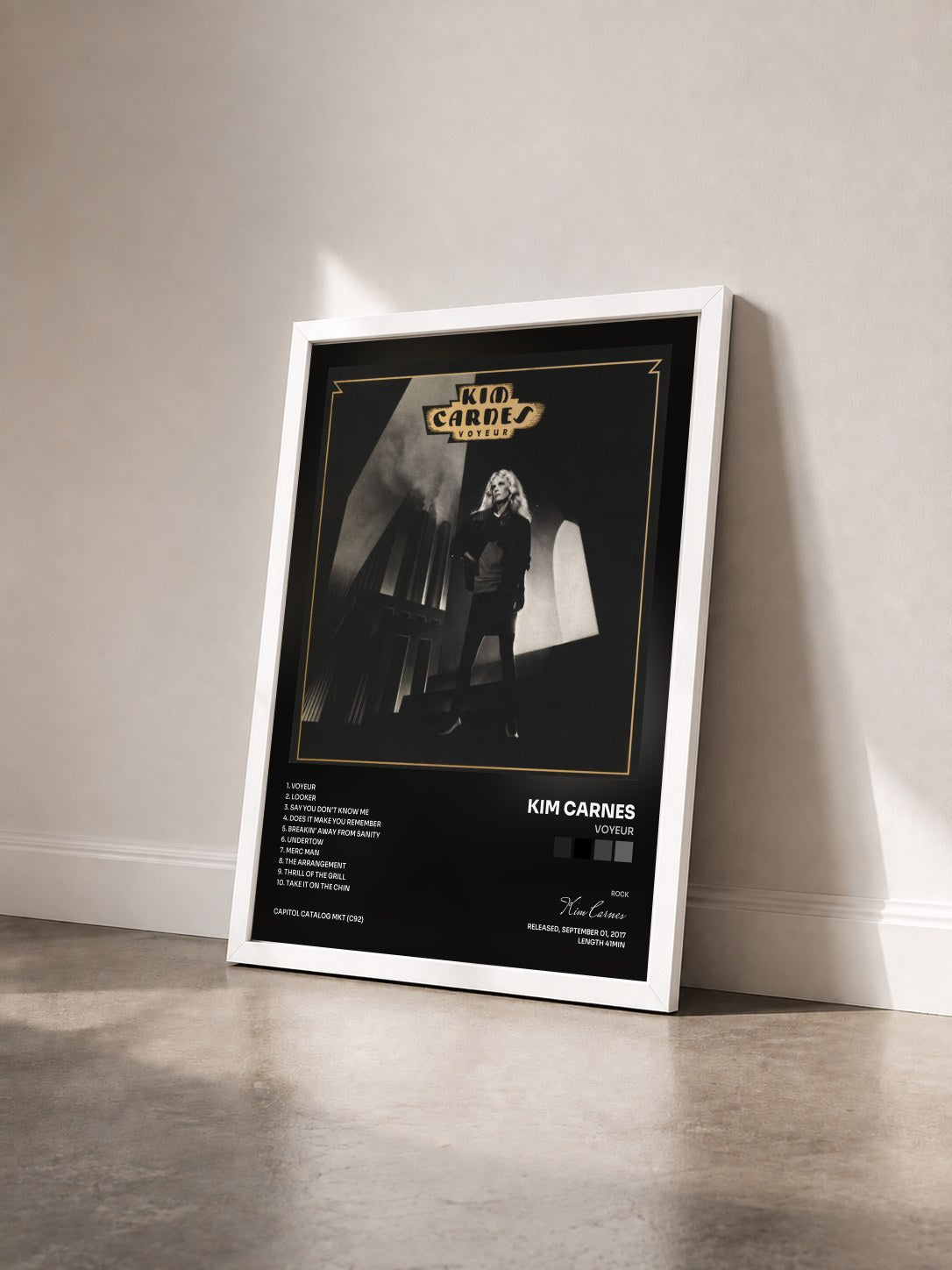 #blanc Tableau de l'album Voyeur de Kim Carnes vu de trois quarts, cadre blanc