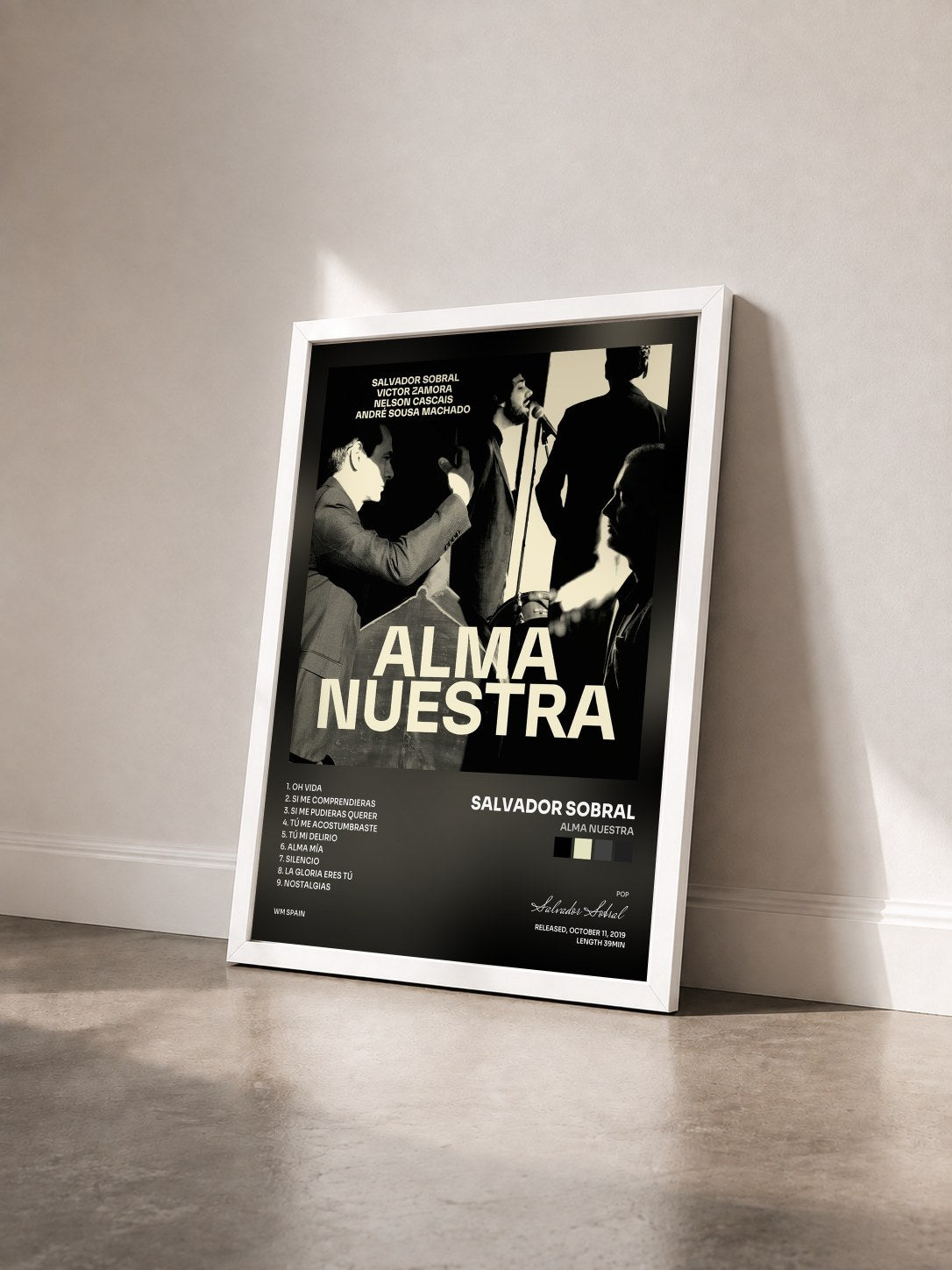 #blanc Tableau de l'album Alma nuestra de Salvador Sobral vu de trois quarts, cadre blanc