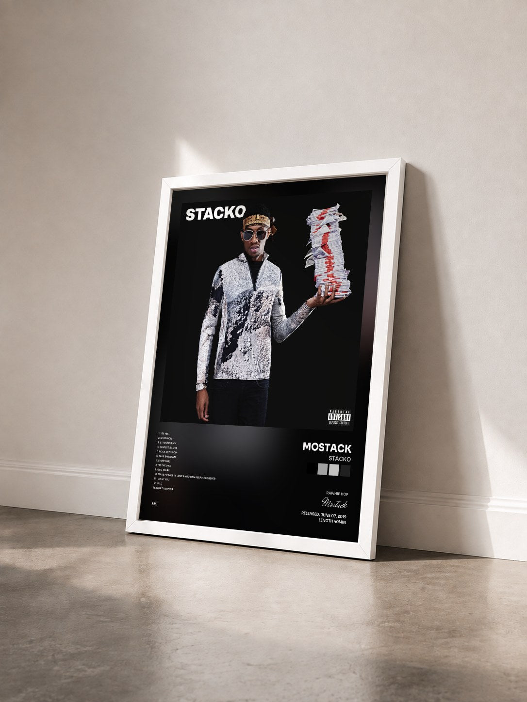 #blanc Tableau de l'album Stacko de Mostack vu de trois quarts, cadre blanc