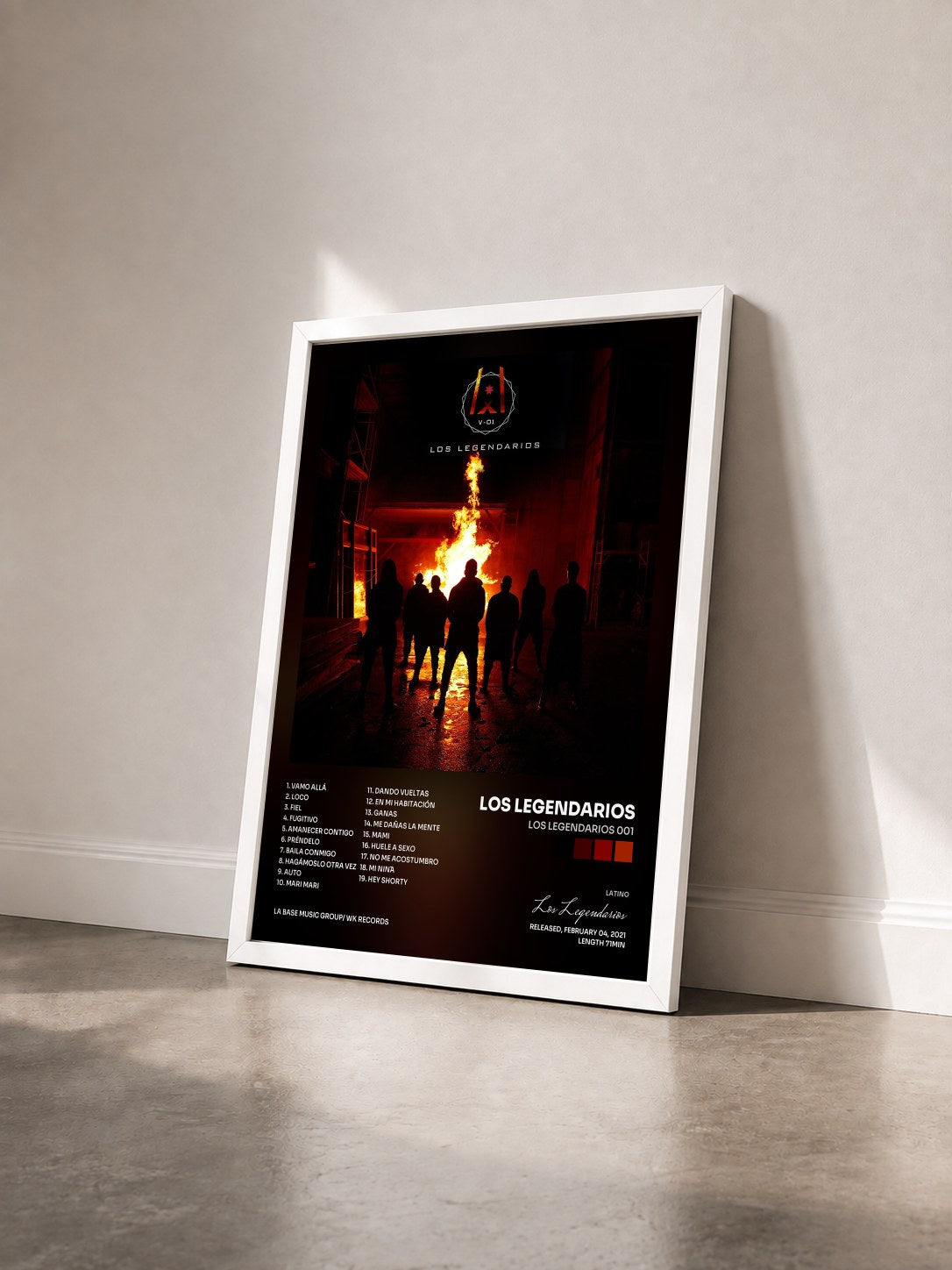 #blanc Tableau de l'album Los Legendarios 001 de Los Legendarios vu de trois quarts, cadre blanc