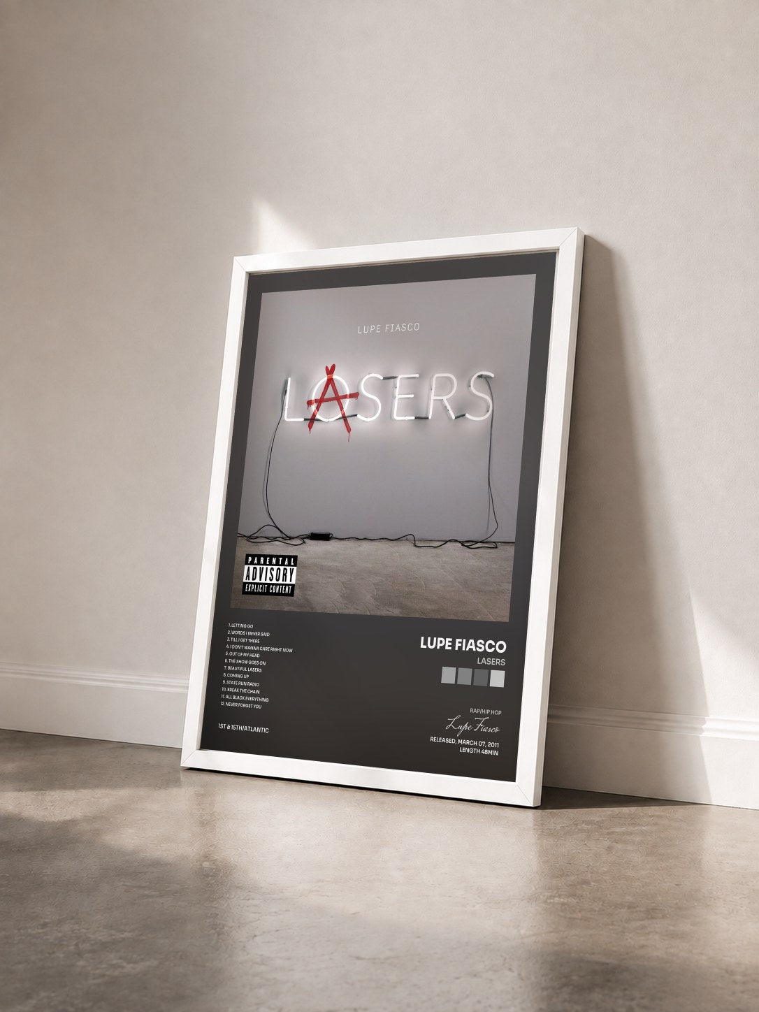 #blanc Tableau de l'album Lasers de Lupe Fiasco vu de trois quarts, cadre blanc