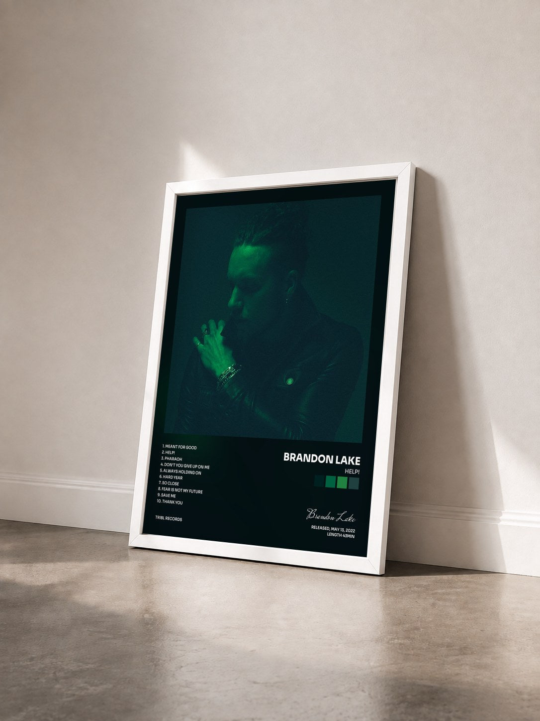 #blanc Tableau de l'album HELP! de Brandon Lake vu de trois quarts, cadre blanc