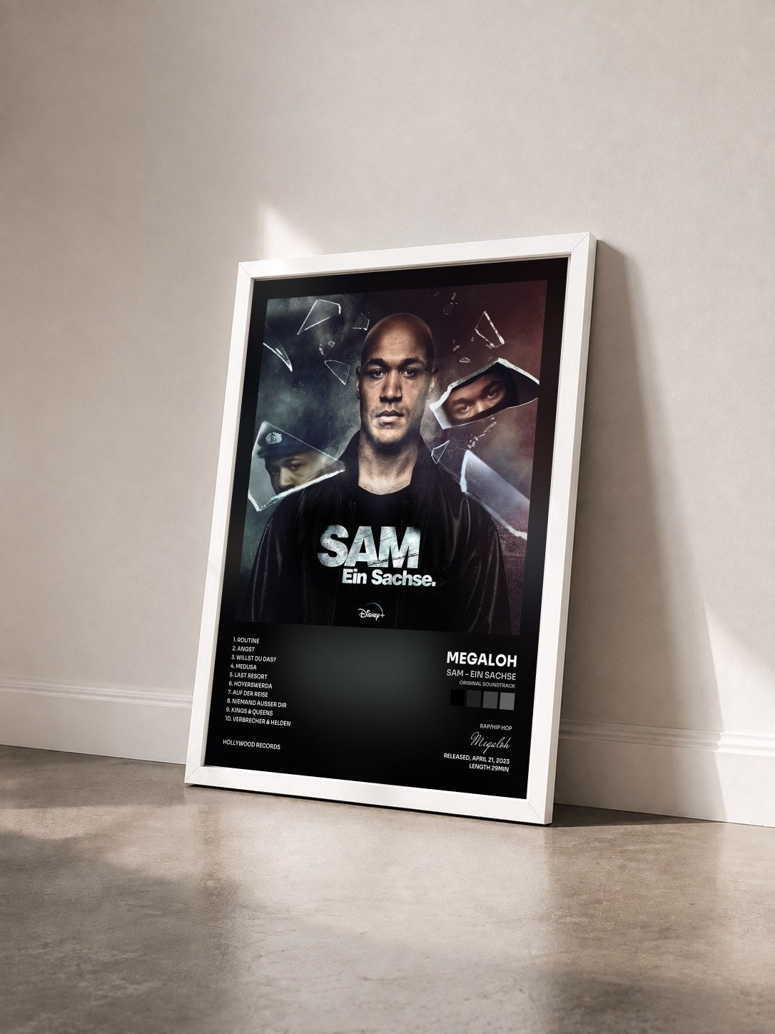 #blanc Tableau de l'album Sam - ein Sachse (Original Soundtrack) de Megaloh vu de trois quarts, cadre blanc