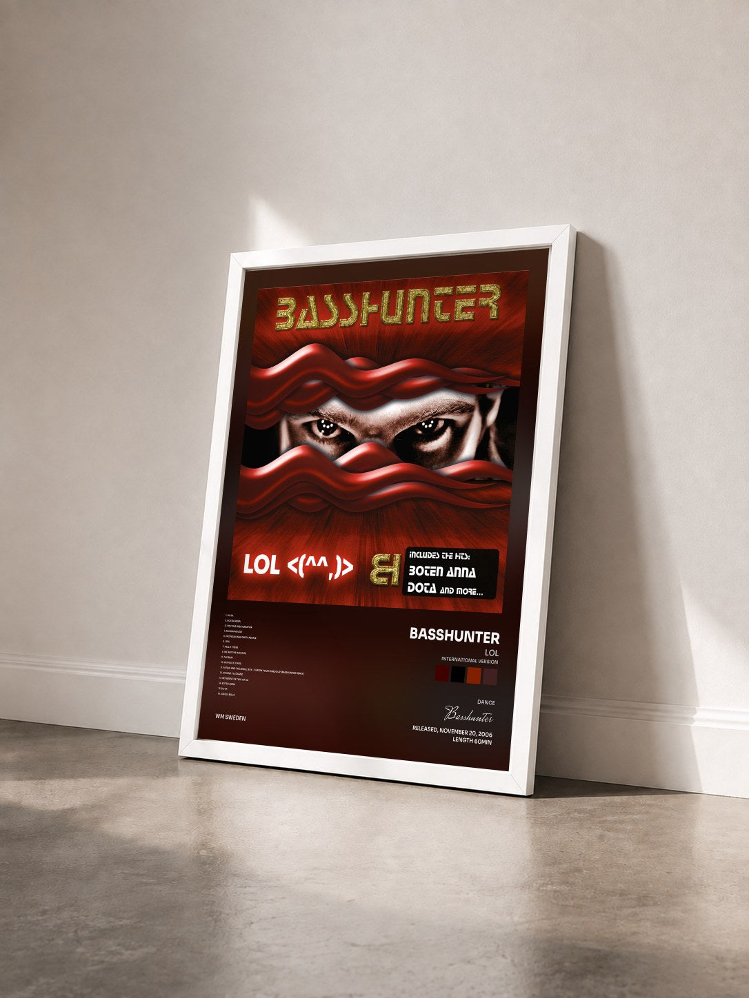 #blanc Tableau de l'album LOL (International version) de Basshunter vu de trois quarts, cadre blanc