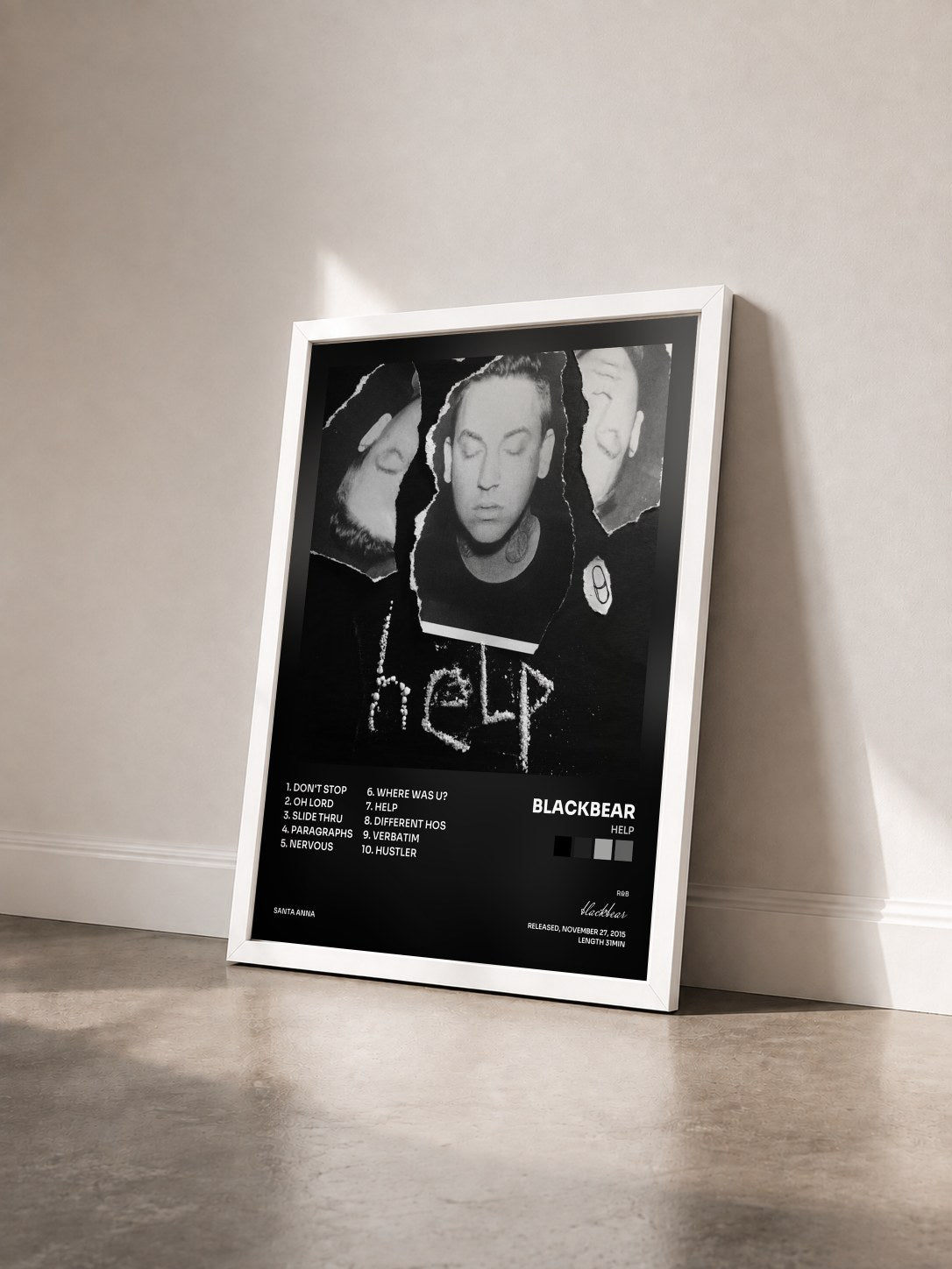#blanc Tableau de l'album help de blackbear vu de trois quarts, cadre blanc