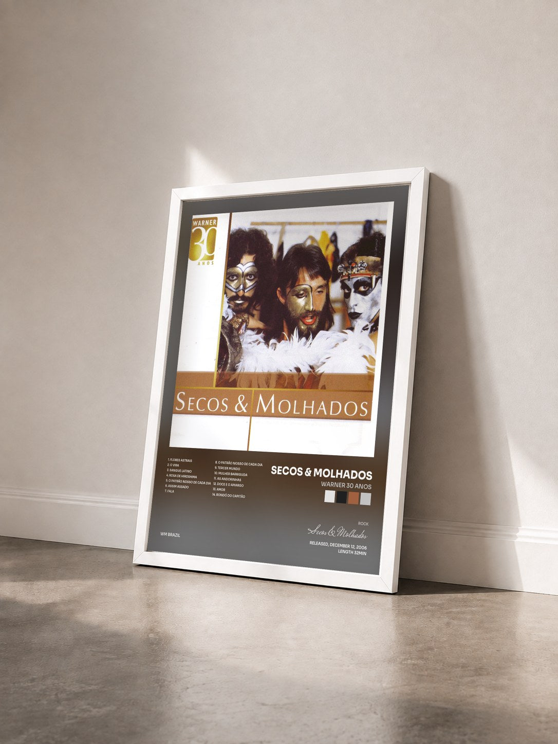 #blanc Tableau de l'album Warner 30 Anos de Secos & Molhados vu de trois quarts, cadre blanc