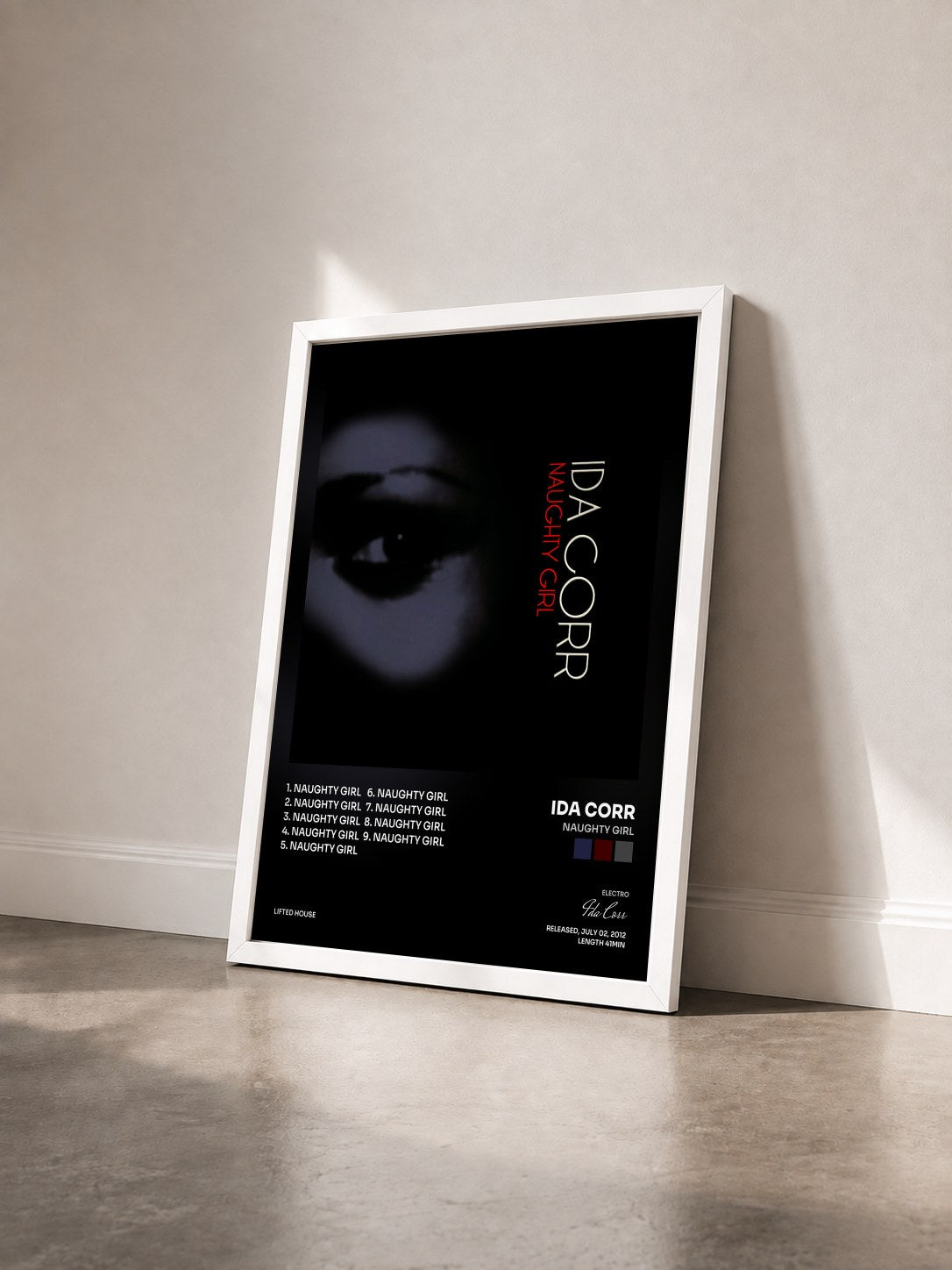 #blanc Tableau de l'album Naughty Girl de Ida Corr vu de trois quarts, cadre blanc
