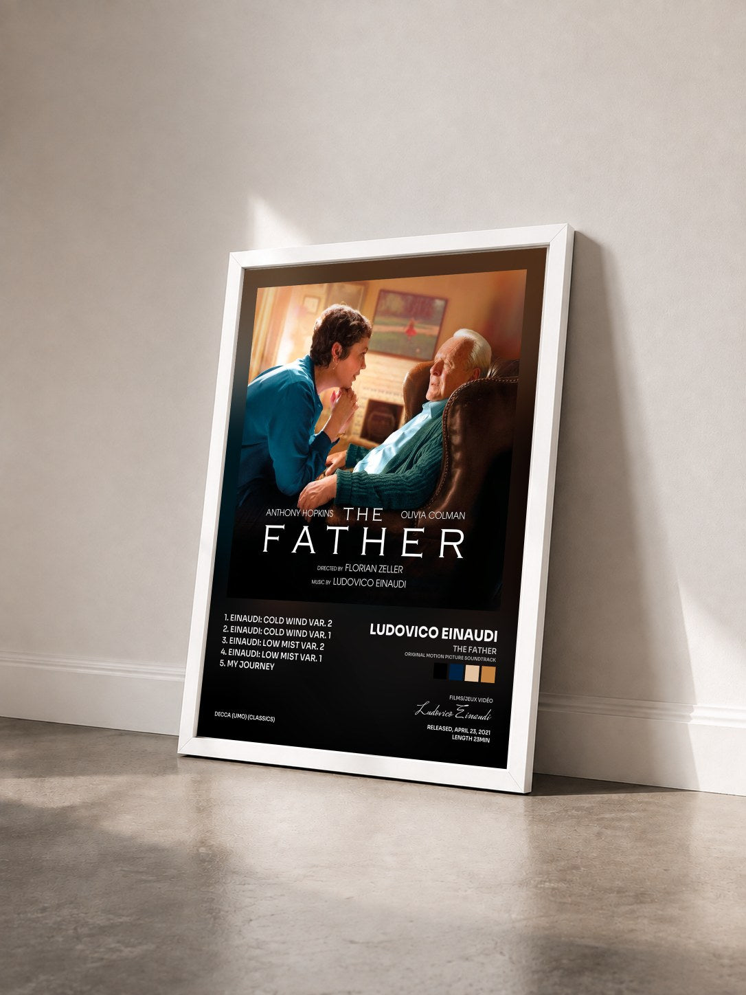 #blanc Tableau de l'album The Father (Original Motion Picture Soundtrack) de Ludovico Einaudi vu de trois quarts, cadre blanc