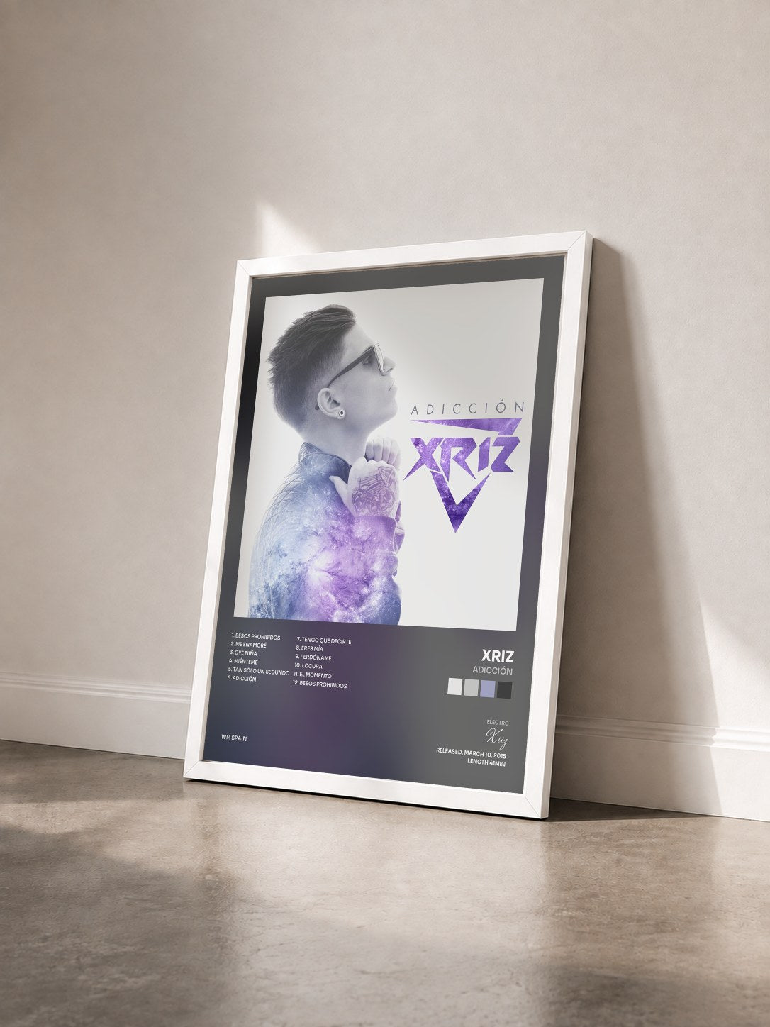#blanc Tableau de l'album Adicción de Xriz vu de trois quarts, cadre blanc