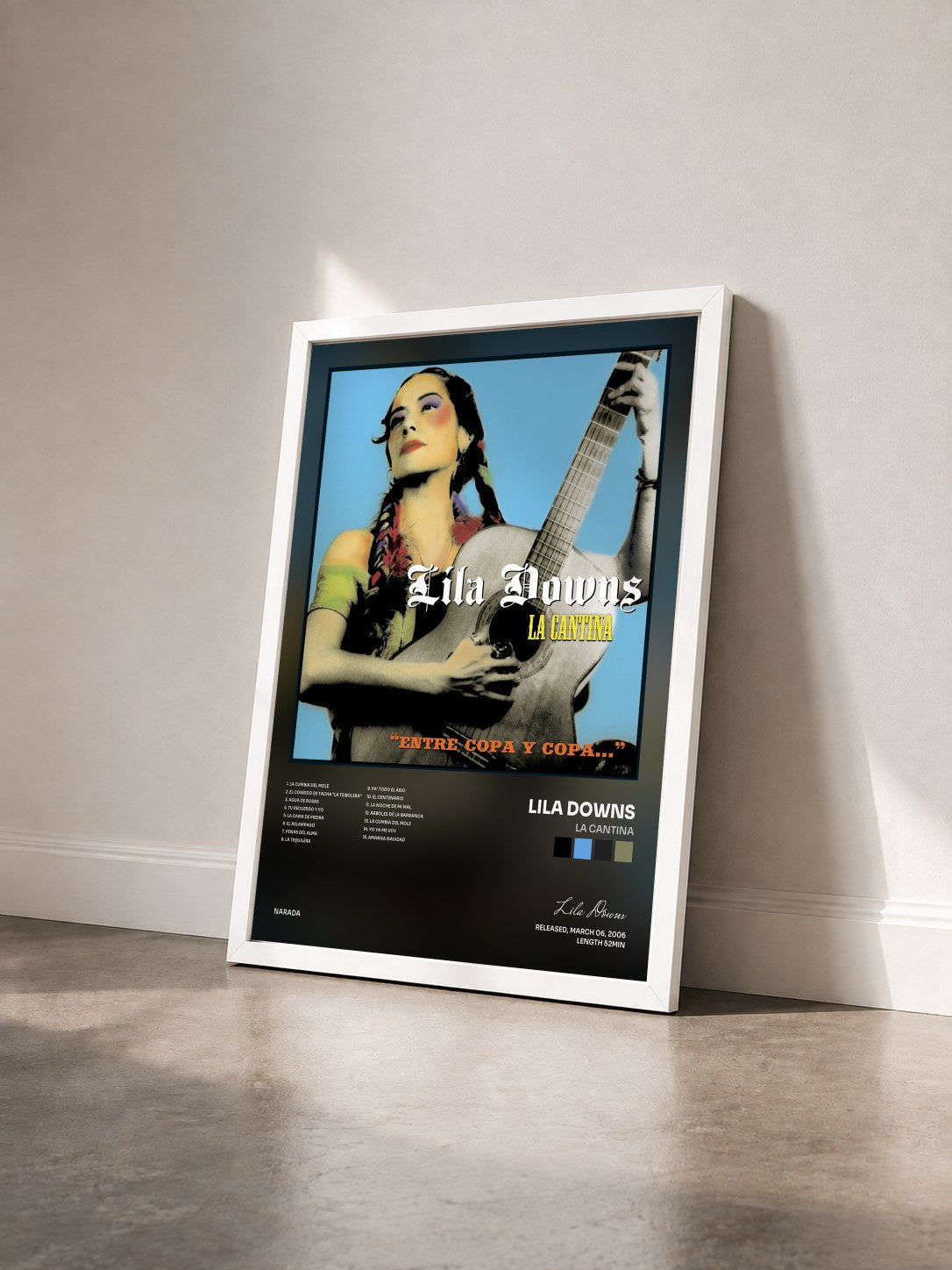 #blanc Tableau de l'album La Cantina de Lila Downs vu de trois quarts, cadre blanc