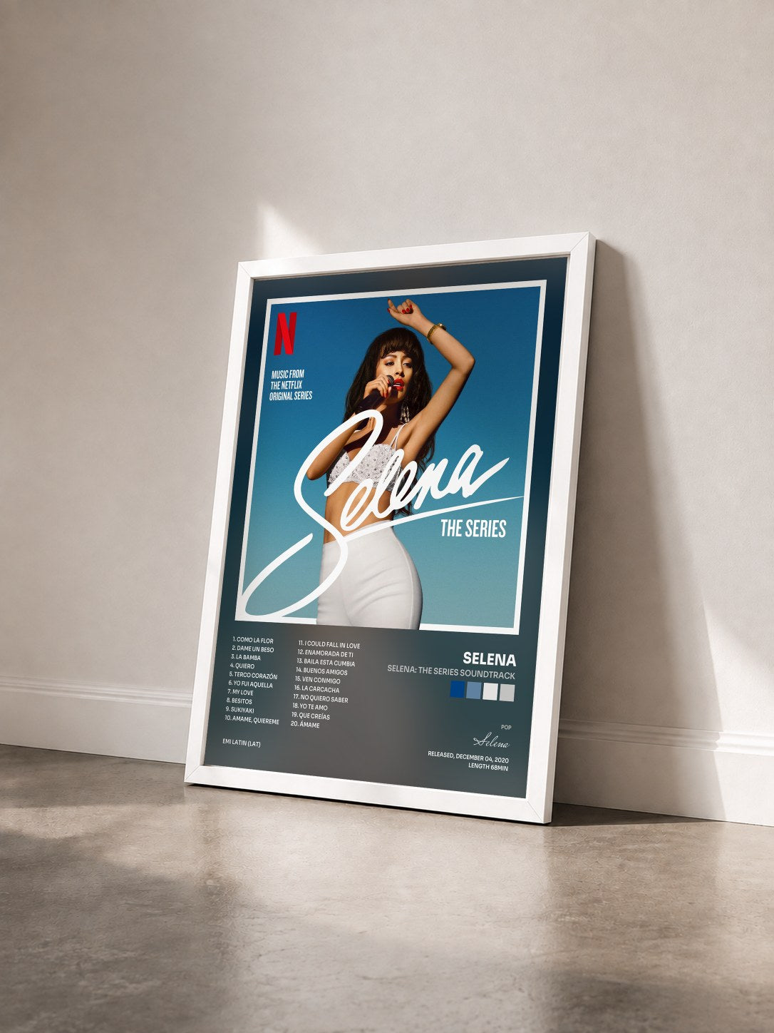 #blanc Tableau de l'album Selena: The Series Soundtrack de Selena vu de trois quarts, cadre blanc