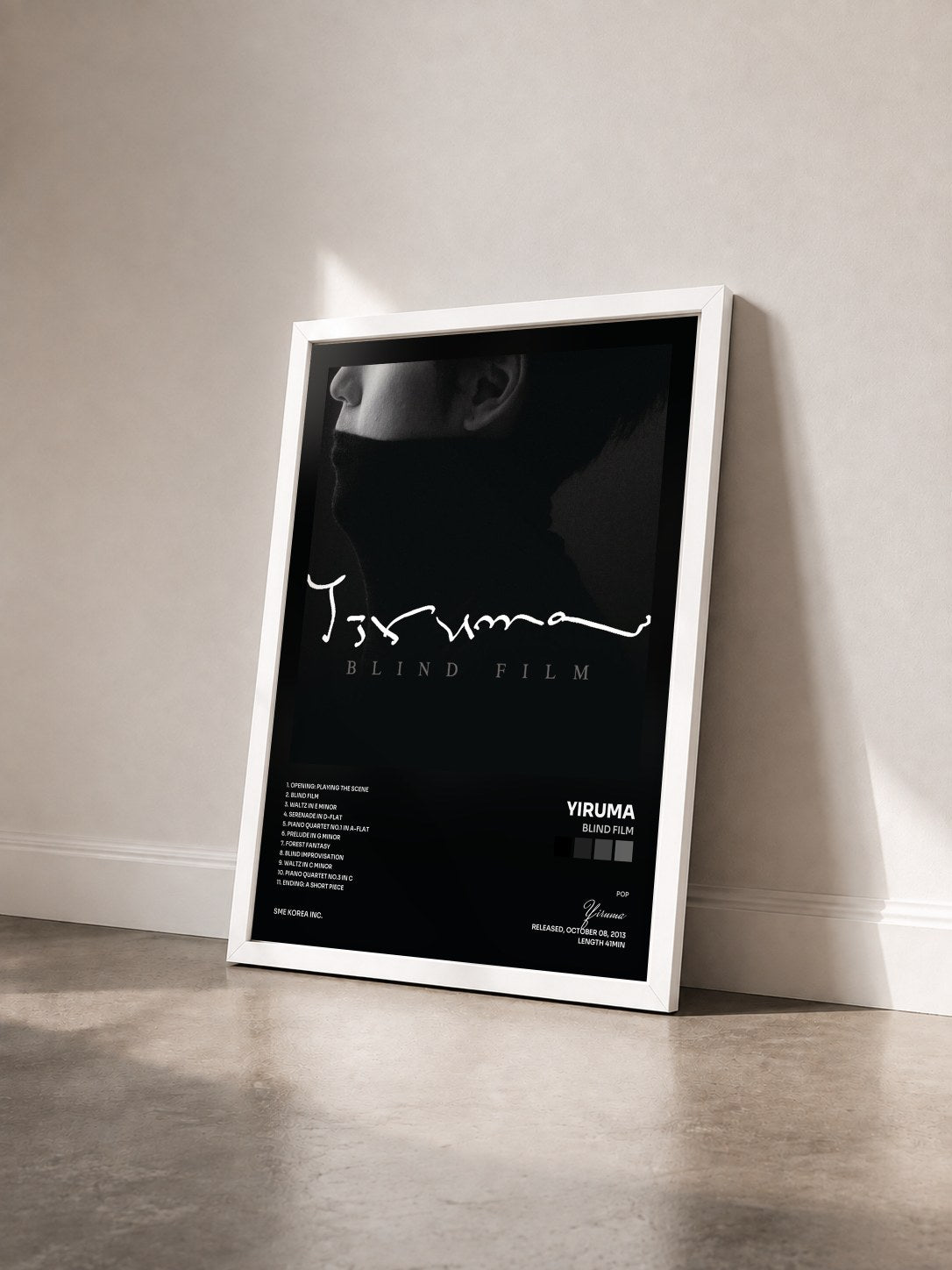 #blanc Tableau de l'album Blind Film de Yiruma vu de trois quarts, cadre blanc