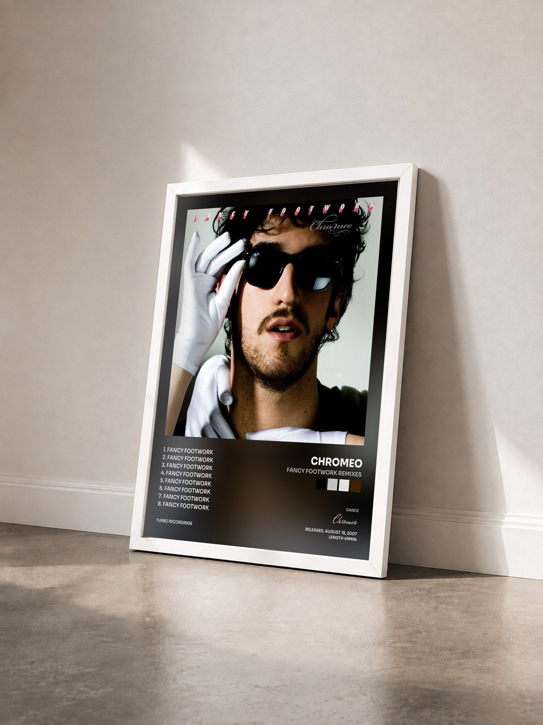 #blanc Tableau de l'album Fancy Footwork Remixes de Chromeo vu de trois quarts, cadre blanc