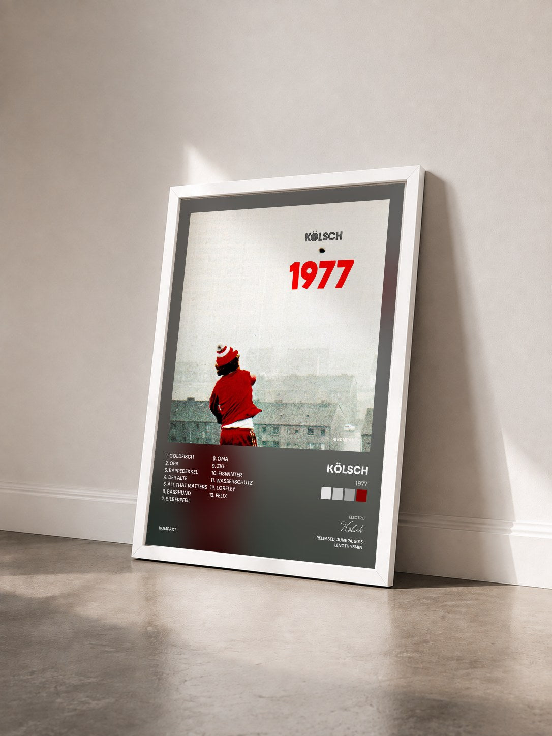 #blanc Tableau de l'album 1977 de Kölsch vu de trois quarts, cadre blanc