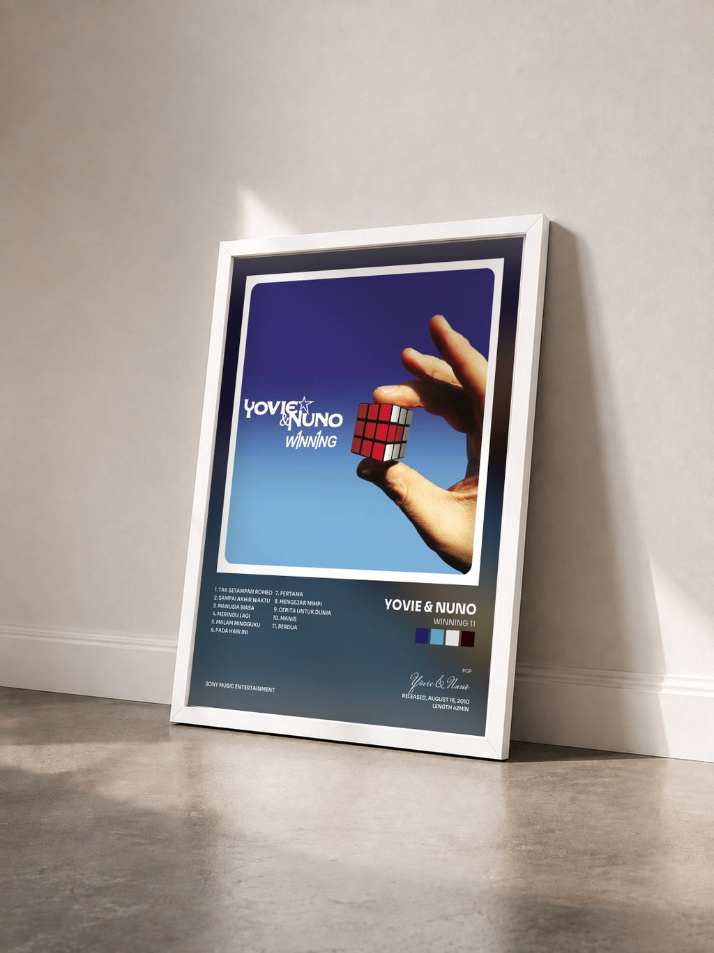 #blanc Tableau de l'album Winning 11 de Yovie & Nuno vu de trois quarts, cadre blanc