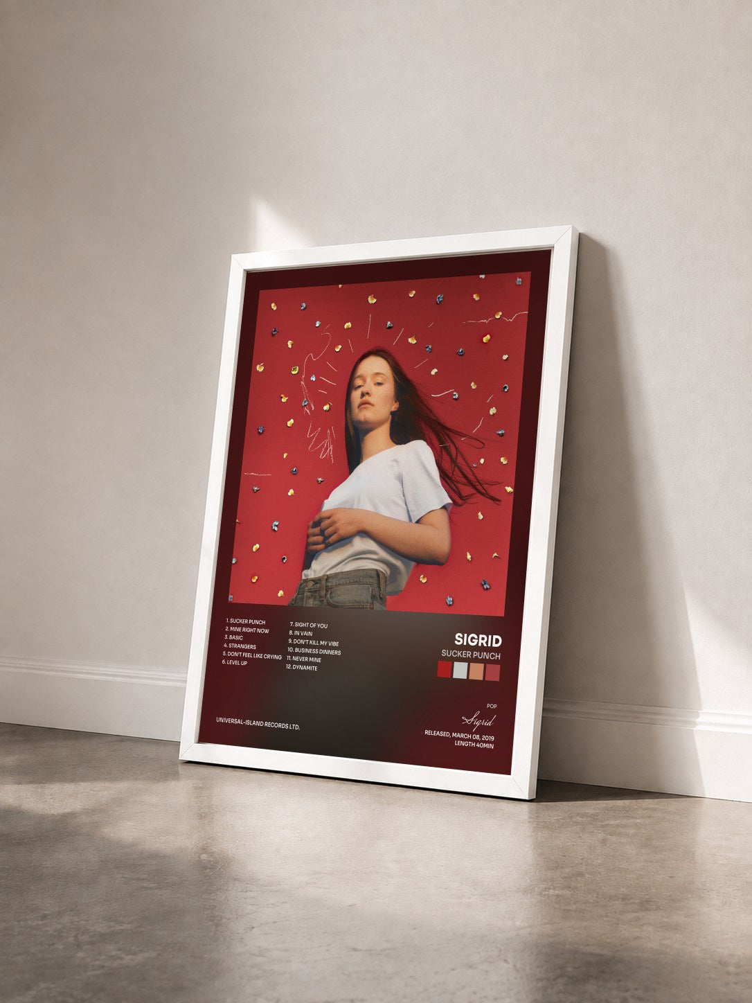 #blanc Tableau de l'album Sucker Punch de Sigrid vu de trois quarts, cadre blanc