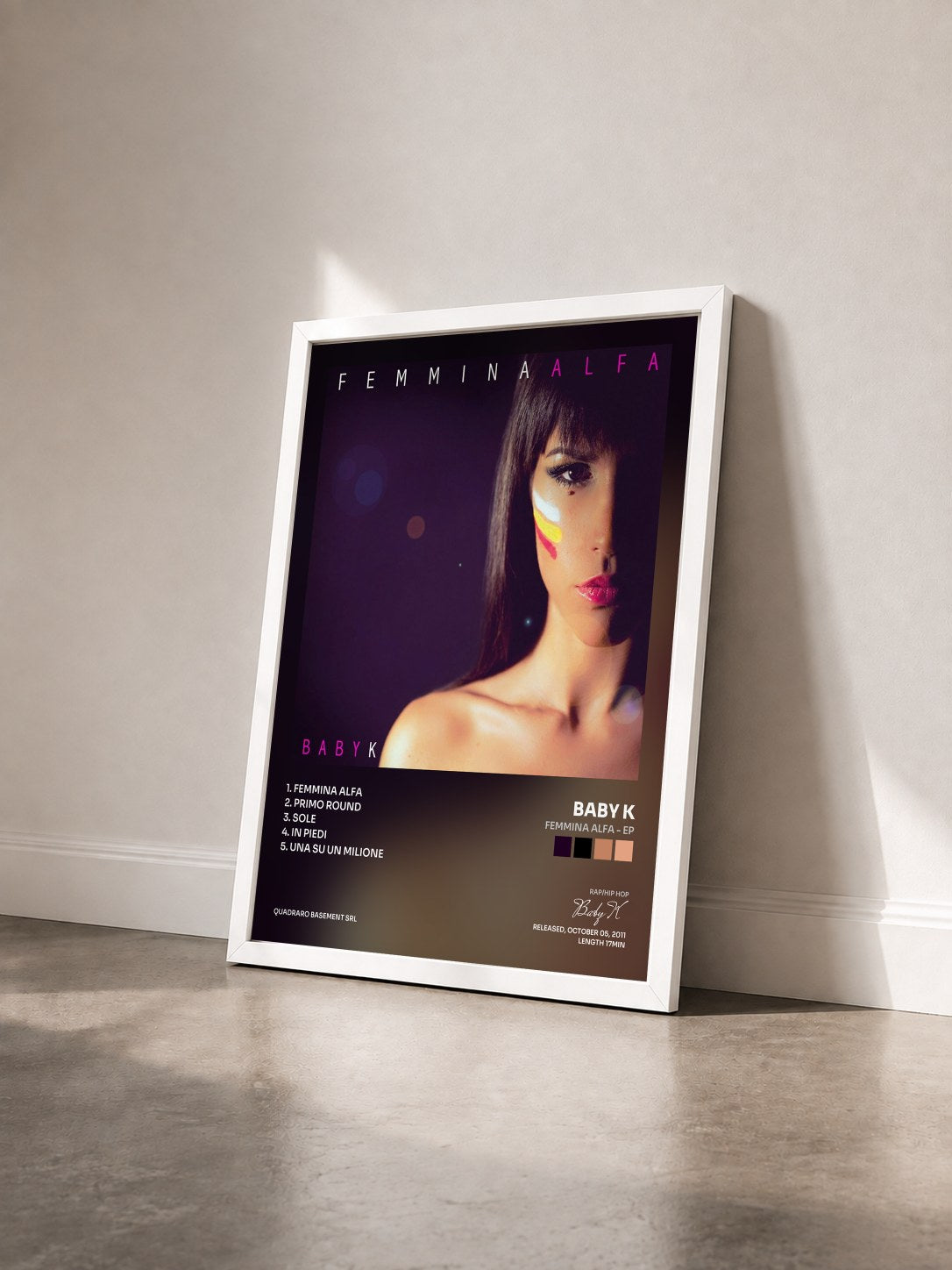 #blanc Tableau de l'album Femmina Alfa - EP de Baby K vu de trois quarts, cadre blanc