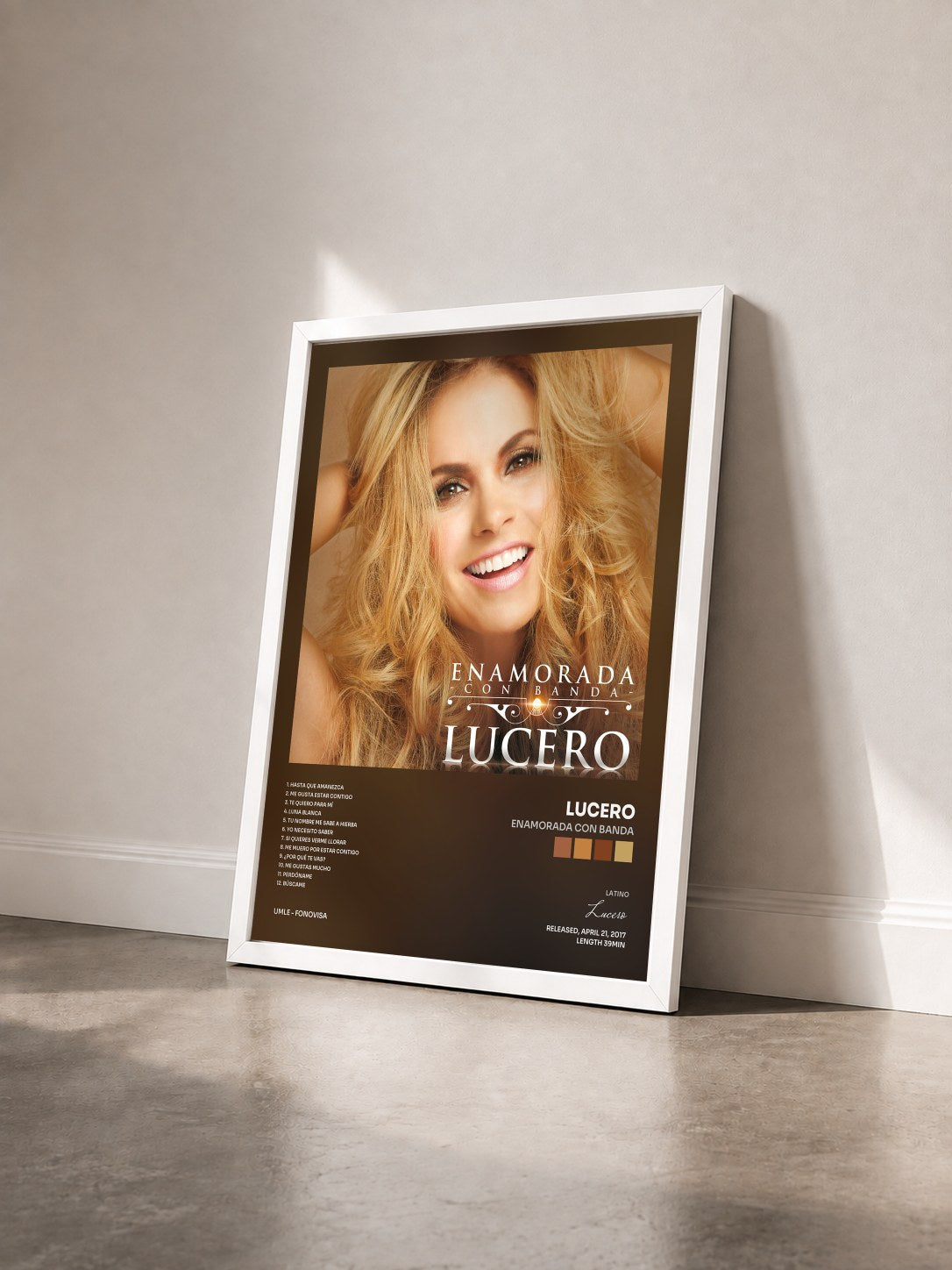 #blanc Tableau de l'album Enamorada Con Banda de Lucero vu de trois quarts, cadre blanc