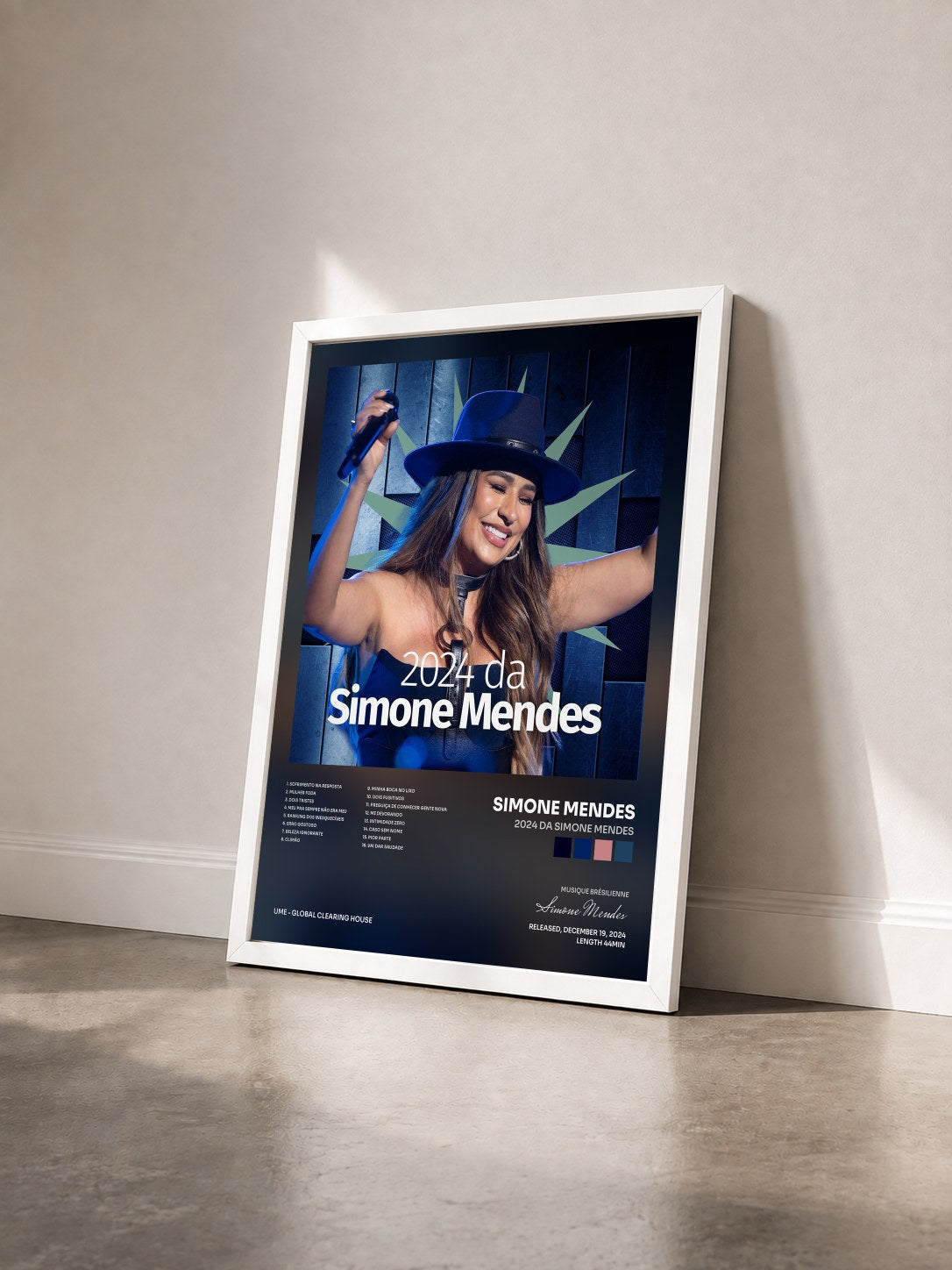 #blanc Tableau de l'album 2024 da Simone Mendes de Simone Mendes vu de trois quarts, cadre blanc