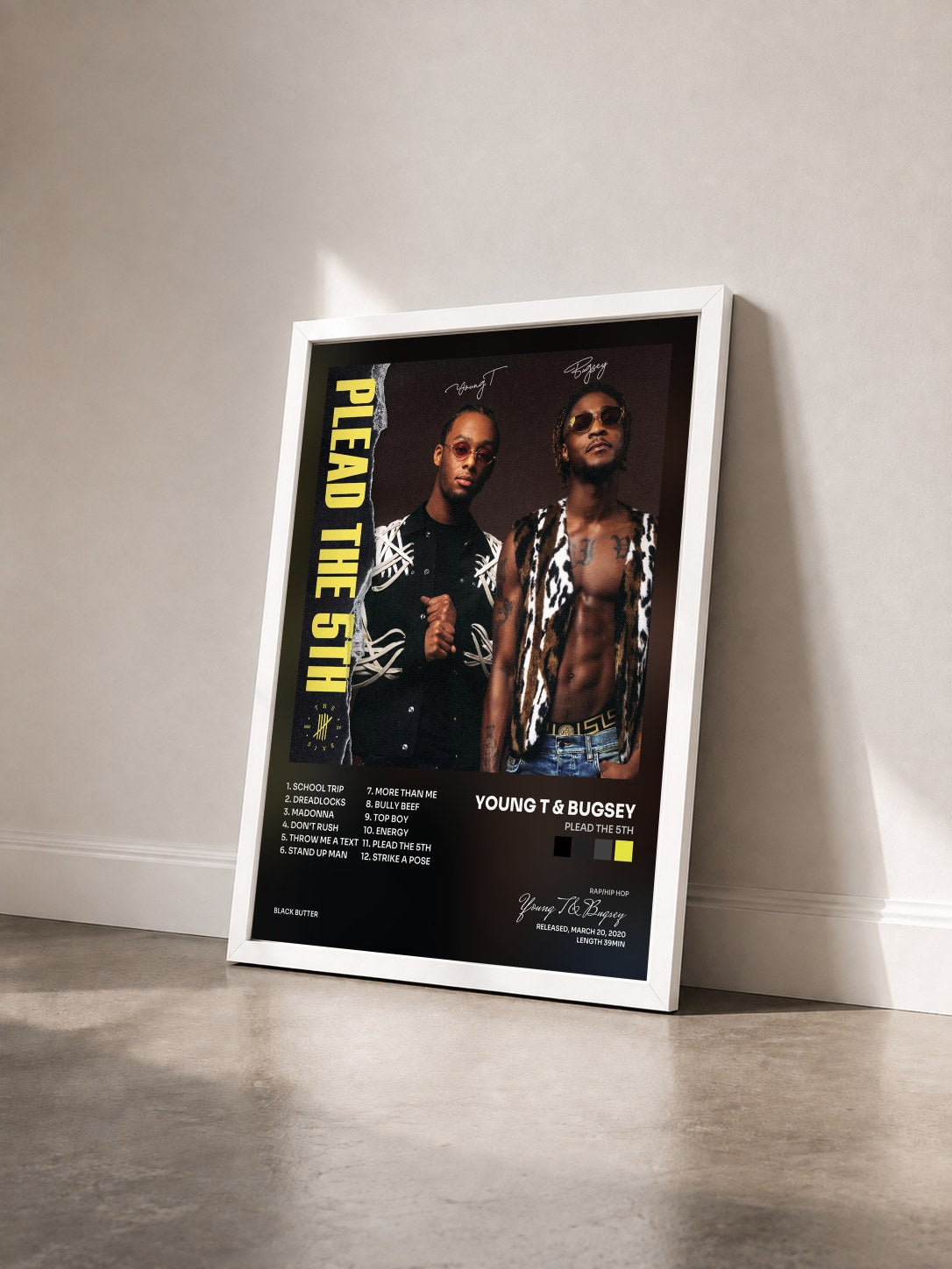 #blanc Tableau de l'album Plead The 5th de Young T & Bugsey vu de trois quarts, cadre blanc