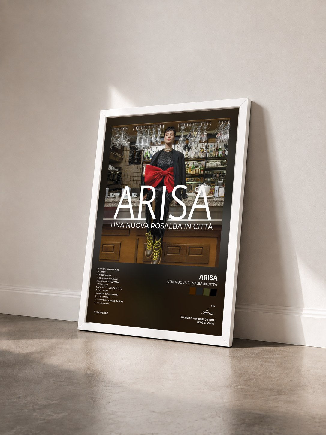 #blanc Tableau de l'album Una nuova Rosalba in città de Arisa vu de trois quarts, cadre blanc