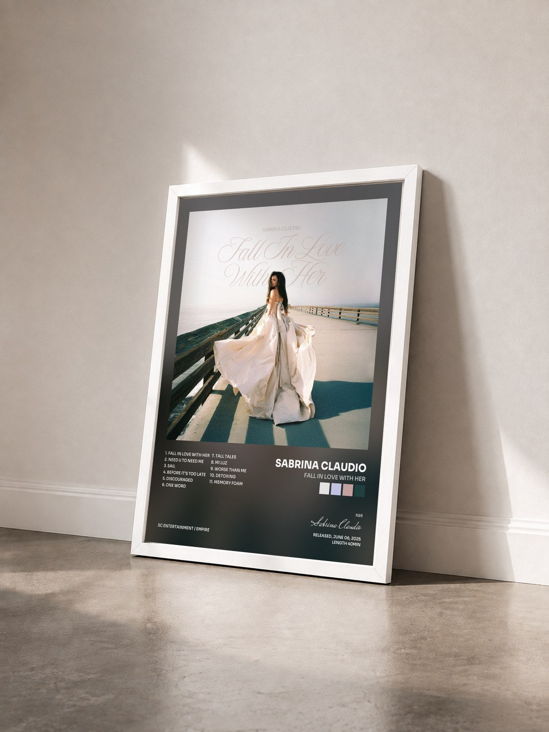 #blanc Tableau de l'album Fall In Love With Her de Sabrina Claudio vu de trois quarts, cadre blanc