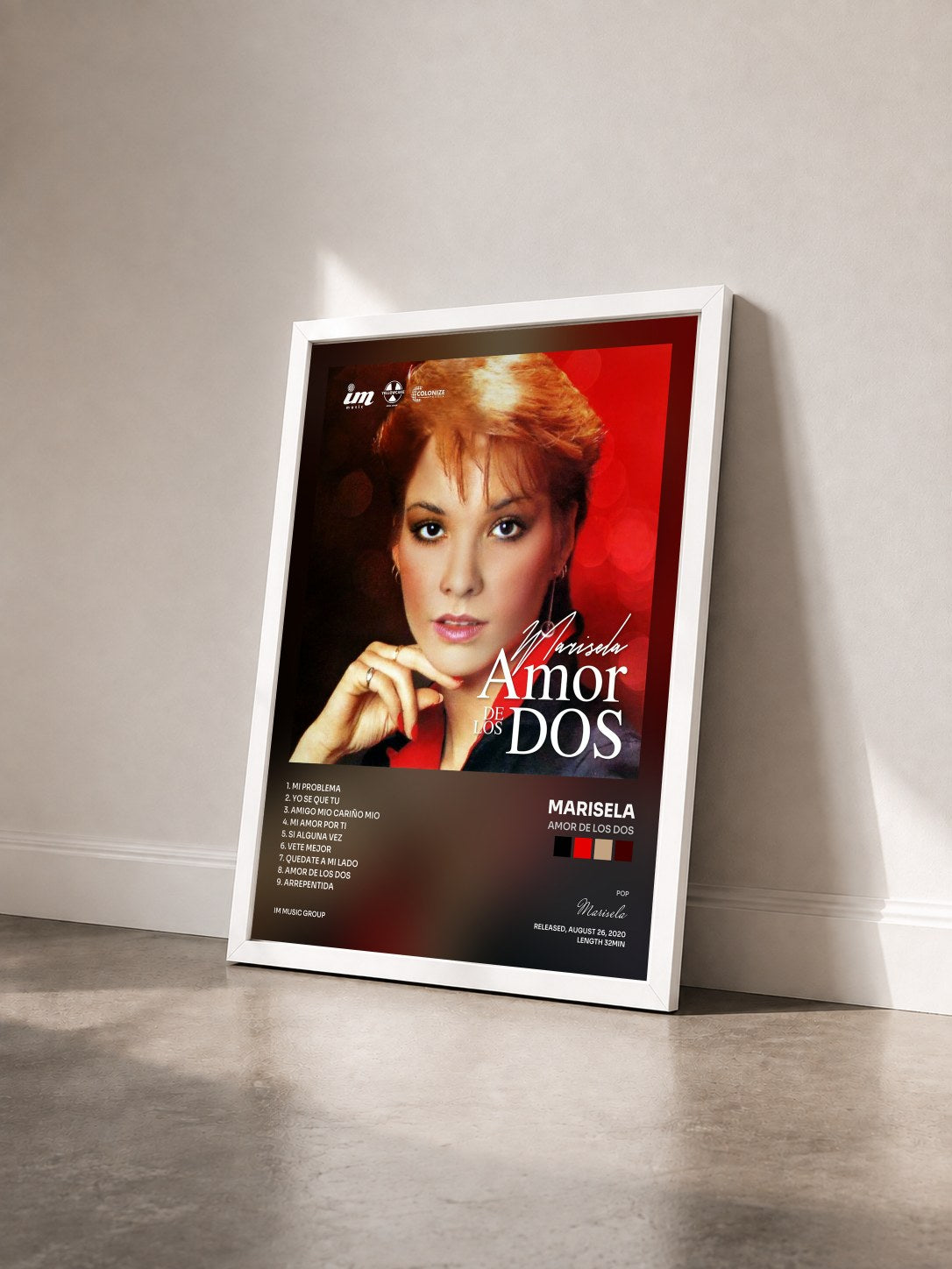 #blanc Tableau de l'album Amor de Los Dos de Marisela vu de trois quarts, cadre blanc