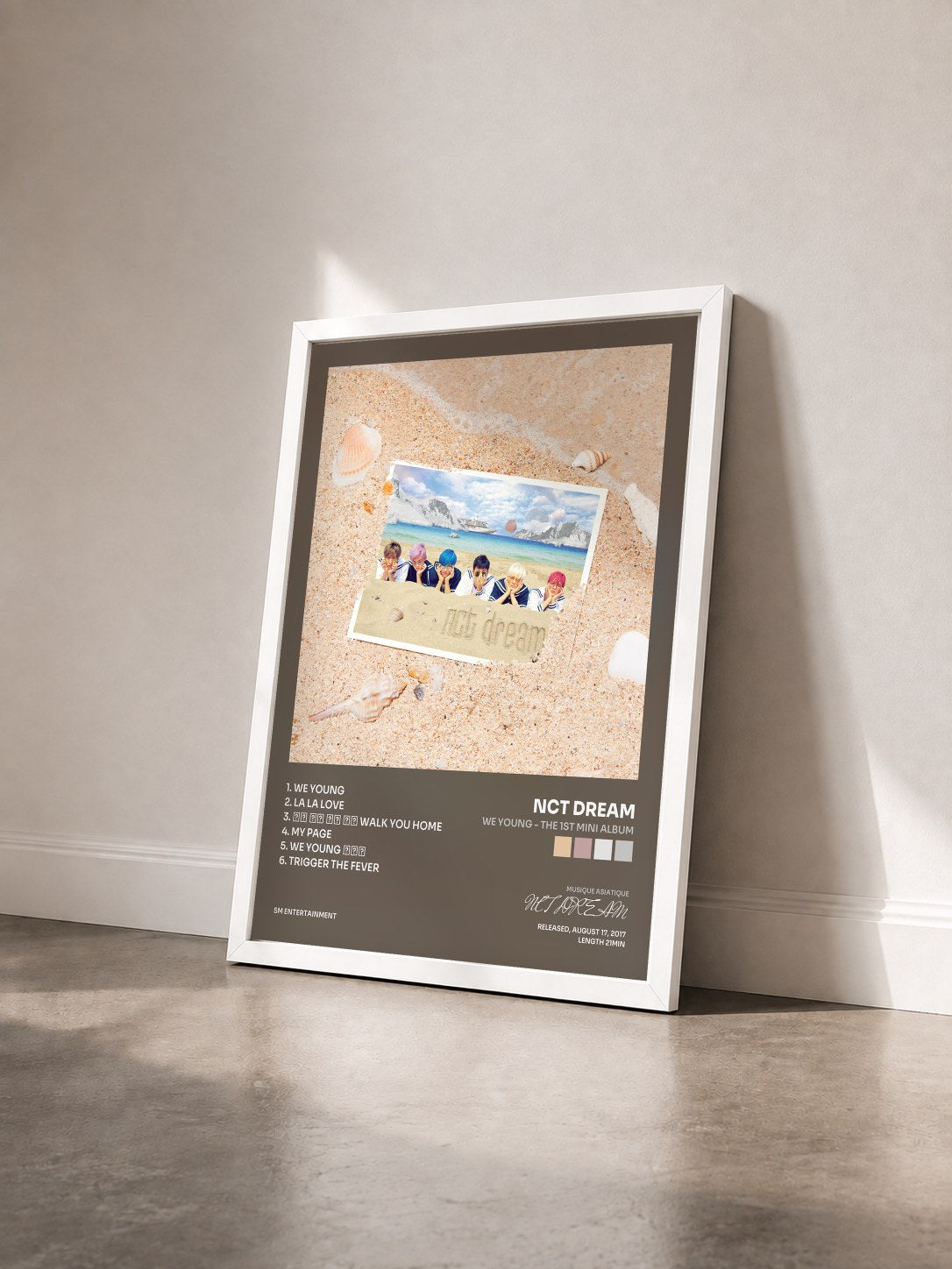 #blanc Tableau de l'album We Young - The 1st Mini Album de NCT DREAM vu de trois quarts, cadre blanc