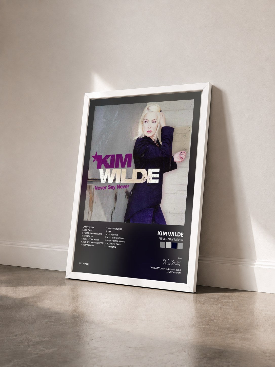 #blanc Tableau de l'album Never Say Never de Kim Wilde vu de trois quarts, cadre blanc