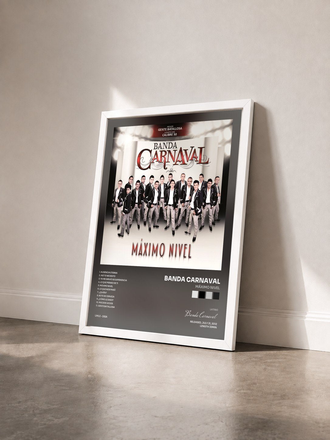 #blanc Tableau de l'album Máximo Nivel de Banda Carnaval vu de trois quarts, cadre blanc