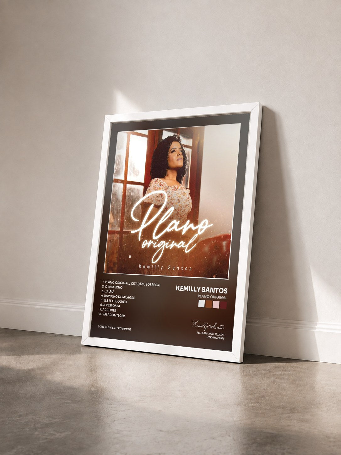#blanc Tableau de l'album Plano Original de Kemilly Santos vu de trois quarts, cadre blanc