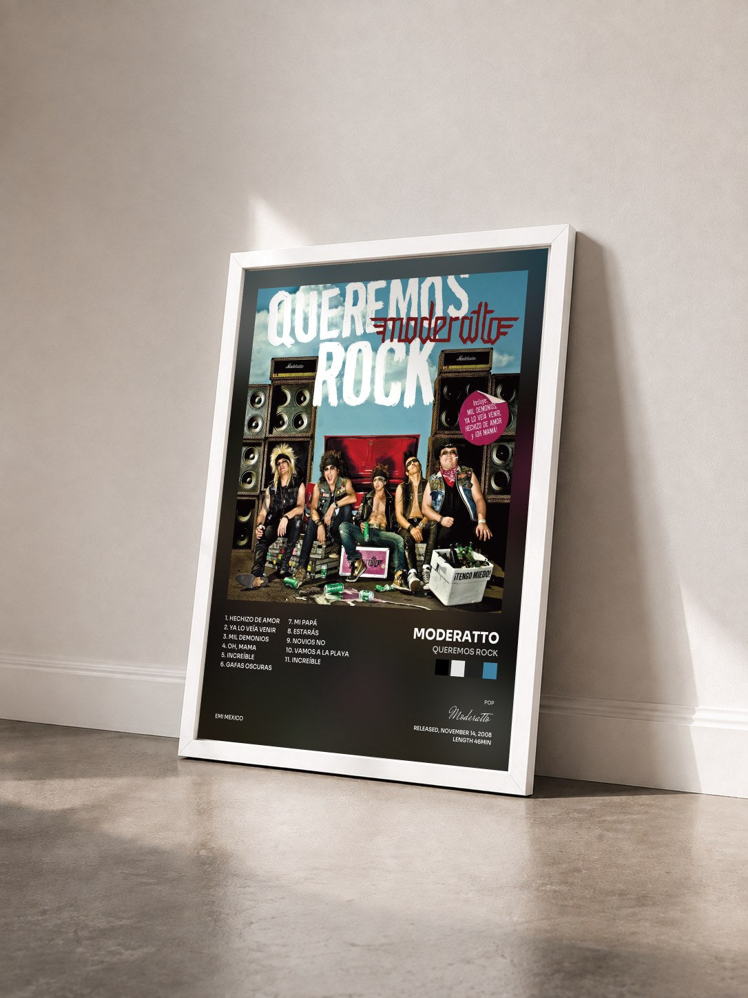 #blanc Tableau de l'album Queremos Rock de Moderatto vu de trois quarts, cadre blanc