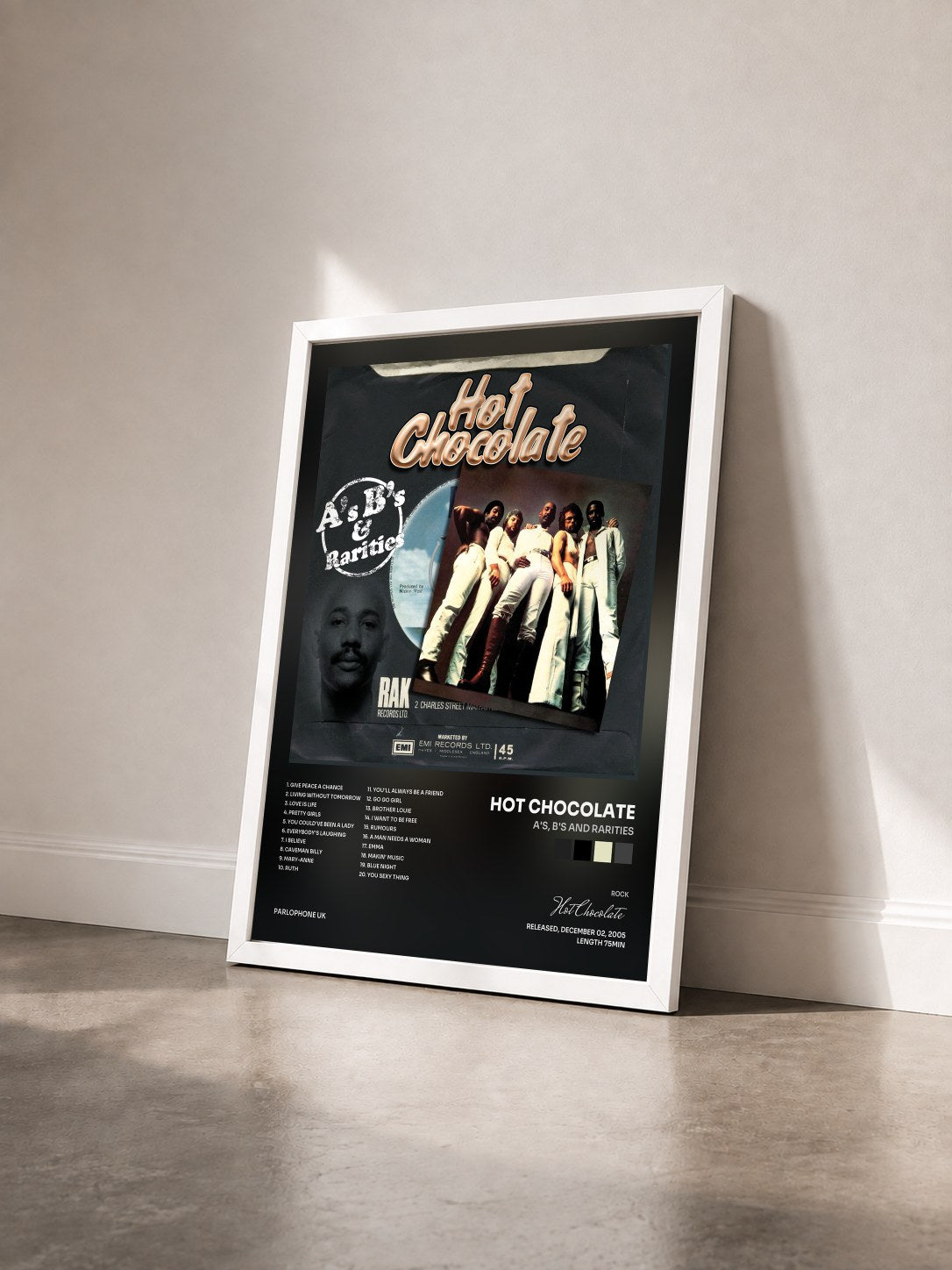 #blanc Tableau de l'album A's, B's and Rarities de Hot Chocolate vu de trois quarts, cadre blanc