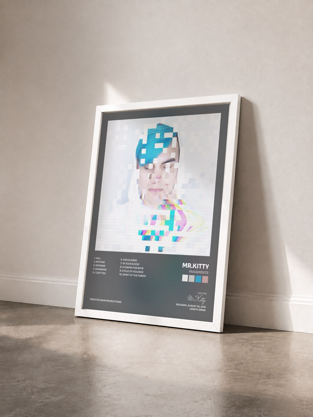 #blanc Tableau de l'album Fragments de Mr.Kitty vu de trois quarts, cadre blanc