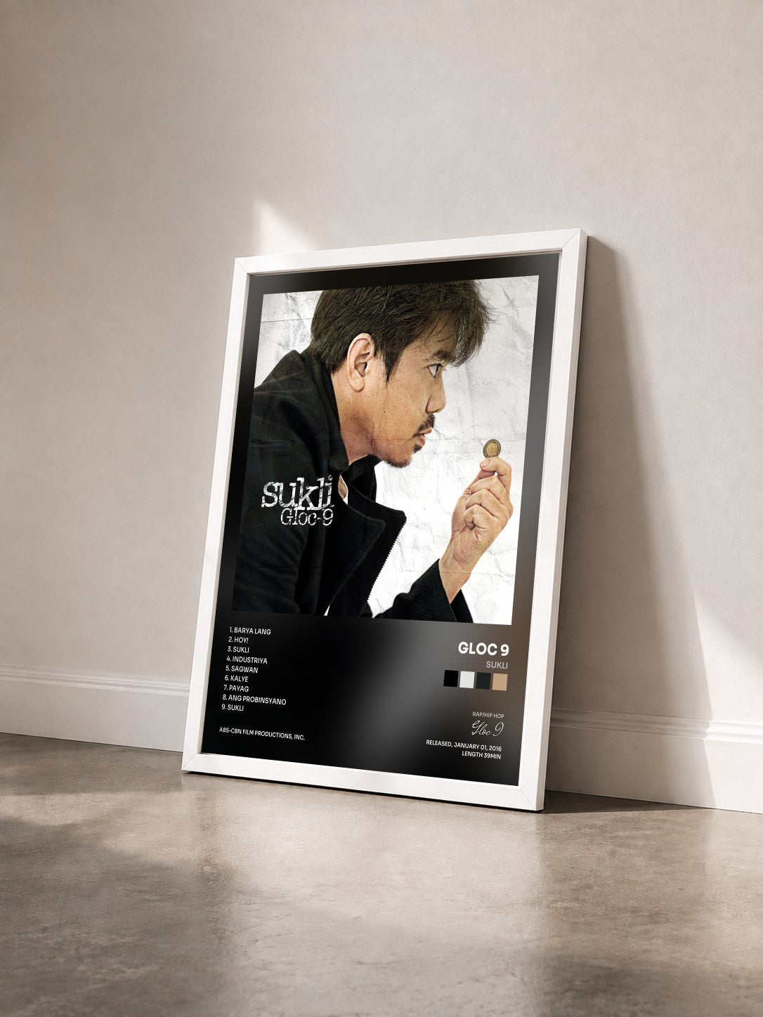#blanc Tableau de l'album Sukli de Gloc 9 vu de trois quarts, cadre blanc
