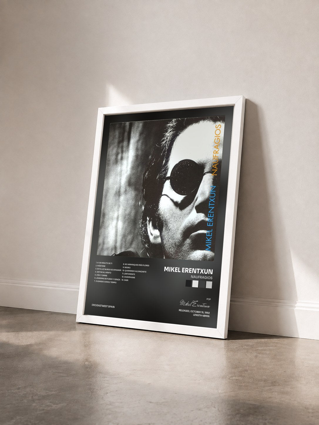 #blanc Tableau de l'album Naufragios de Mikel Erentxun vu de trois quarts, cadre blanc
