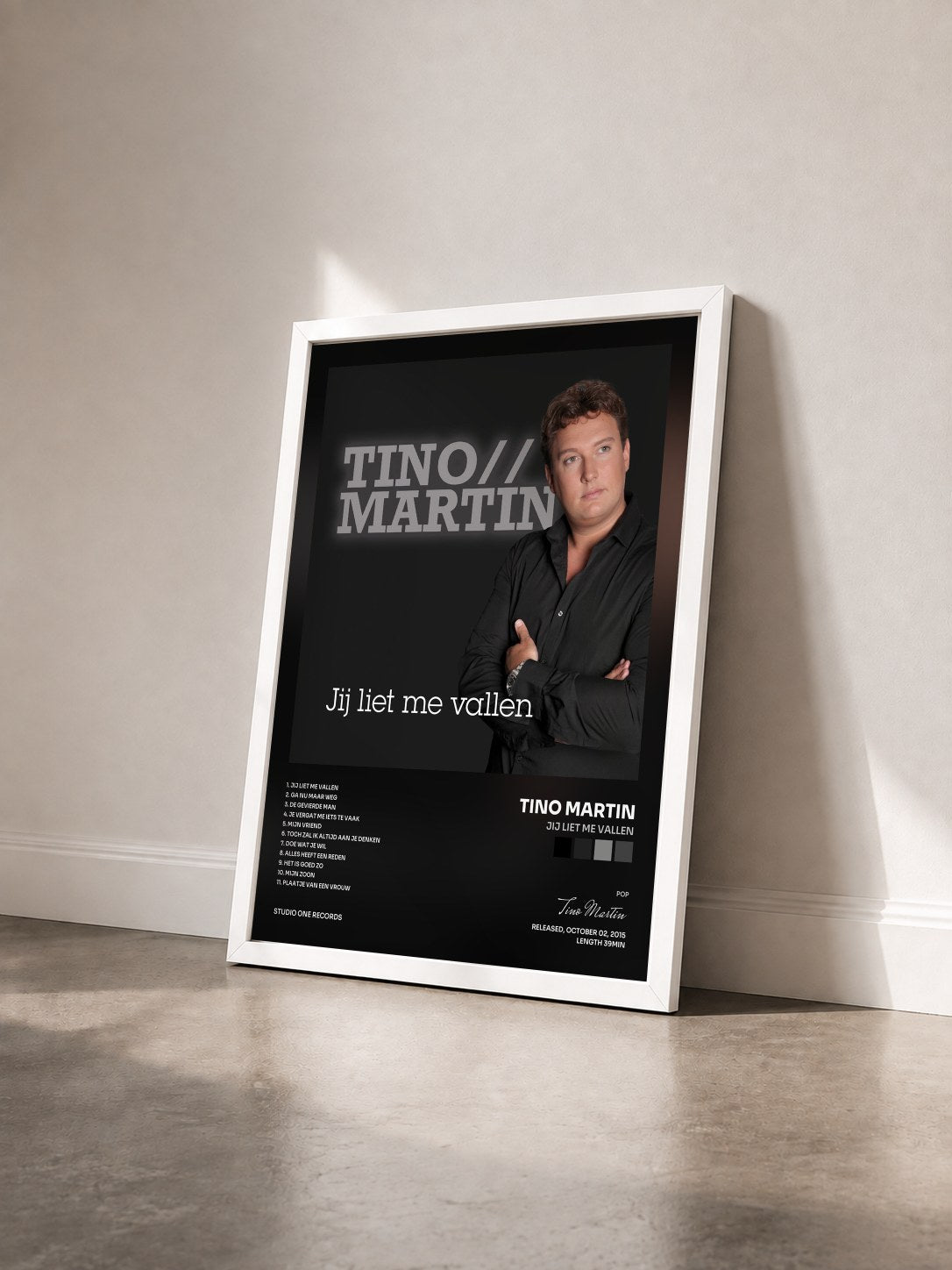 #blanc Tableau de l'album Jij Liet Me Vallen de Tino Martin vu de trois quarts, cadre blanc