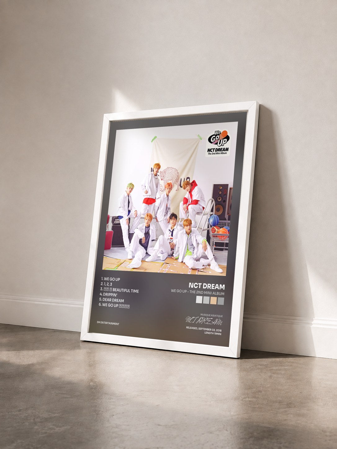 #blanc Tableau de l'album We Go Up - The 2nd Mini Album de NCT DREAM vu de trois quarts, cadre blanc