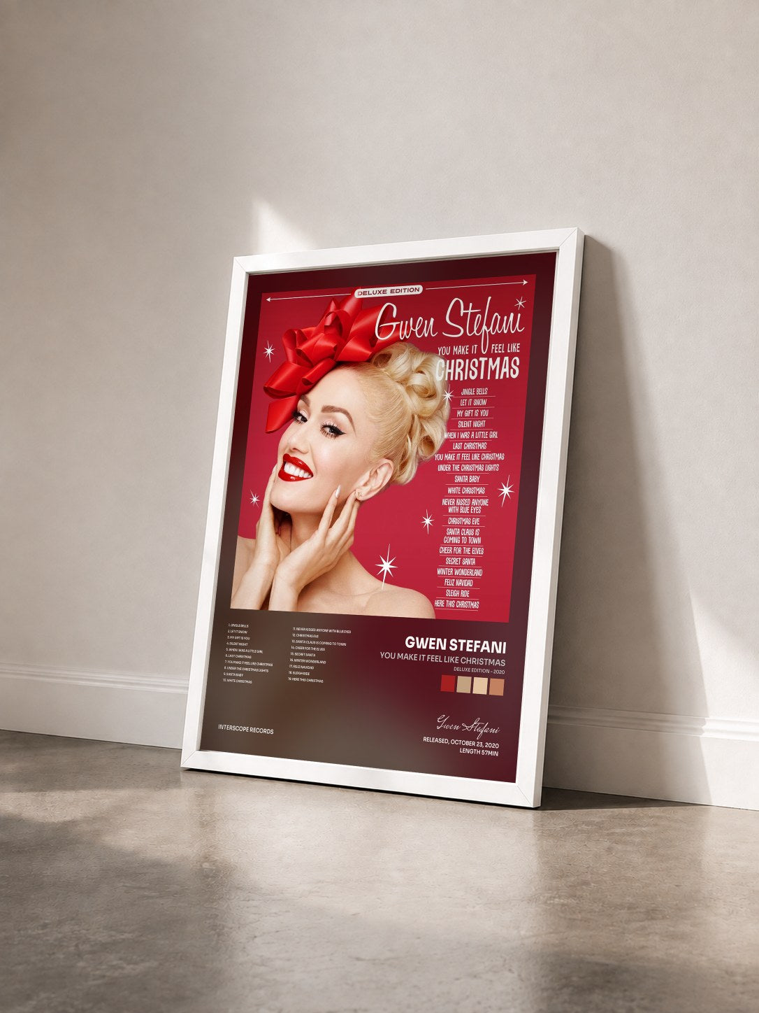 #blanc Tableau de l'album You Make It Feel Like Christmas (Deluxe Edition - 2020) de Gwen Stefani vu de trois quarts, cadre blanc