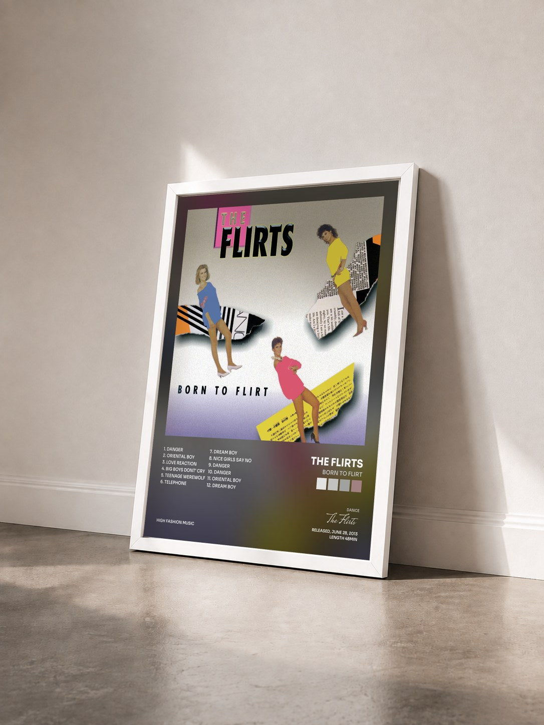 #blanc Tableau de l'album Born To Flirt de The Flirts vu de trois quarts, cadre blanc