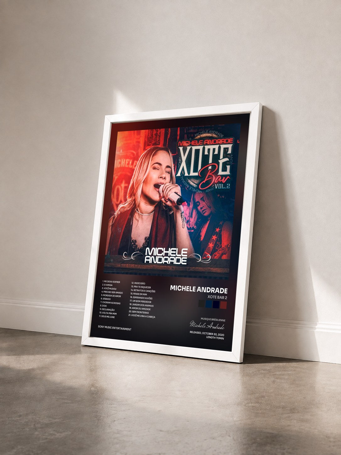 #blanc Tableau de l'album Xote Bar 2 de Michele Andrade vu de trois quarts, cadre blanc
