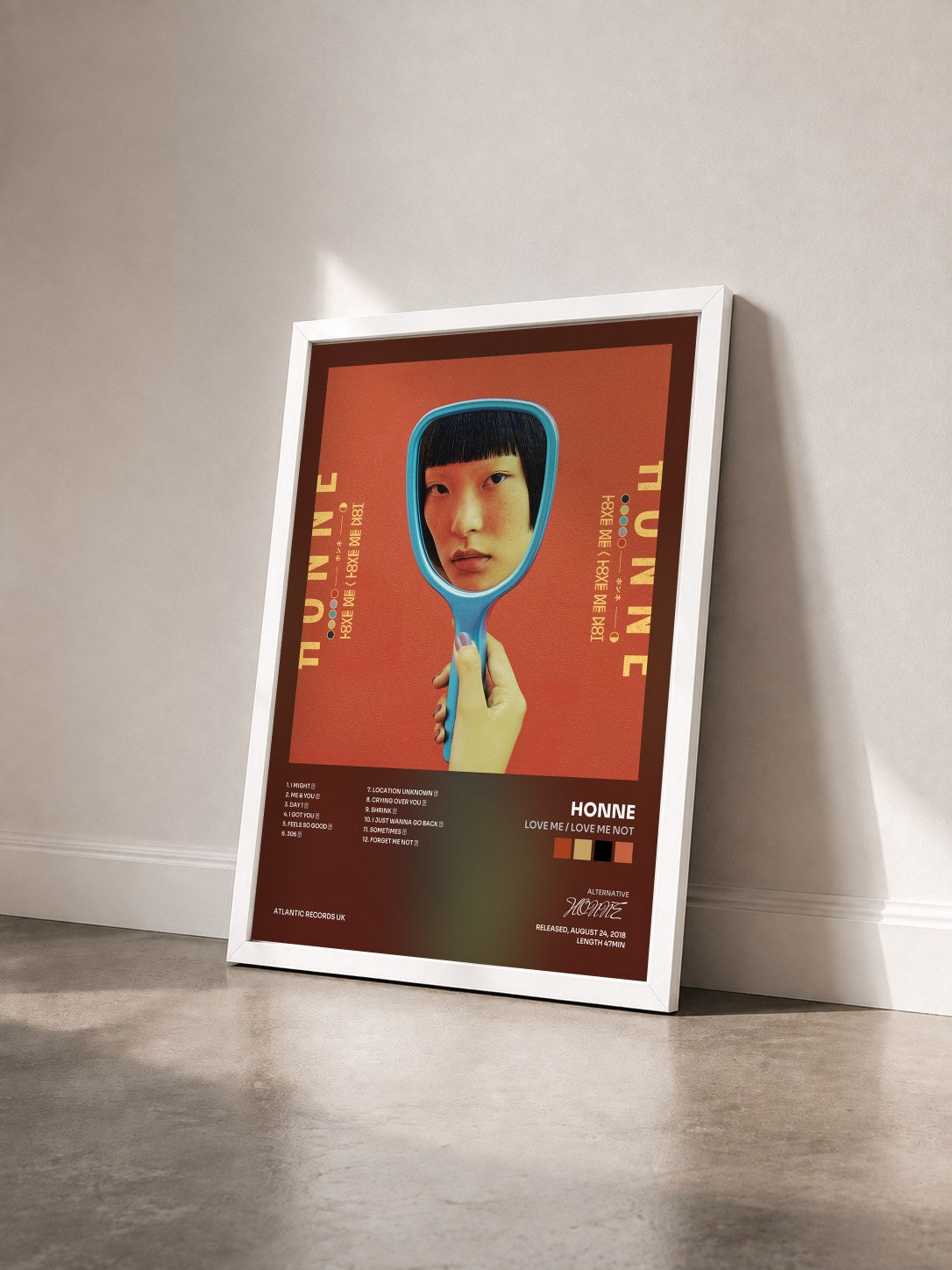 #blanc Tableau de l'album Love Me / Love Me Not de HONNE vu de trois quarts, cadre blanc
