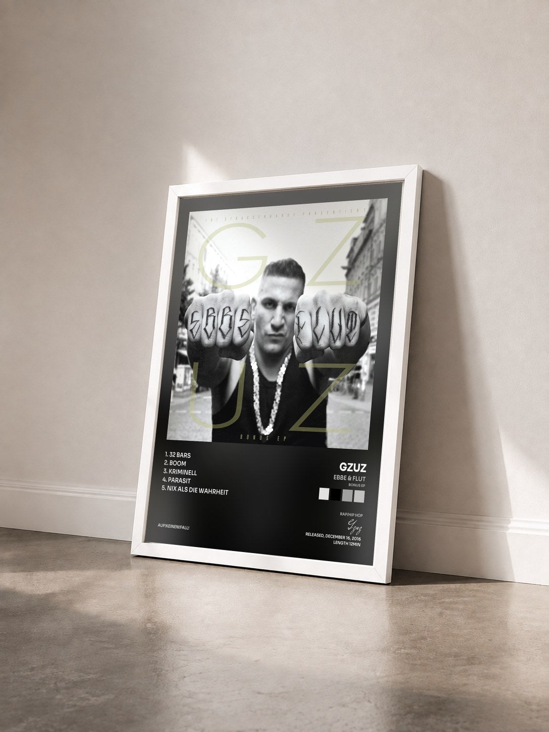 #blanc Tableau de l'album Ebbe & Flut (Bonus EP) de Gzuz vu de trois quarts, cadre blanc