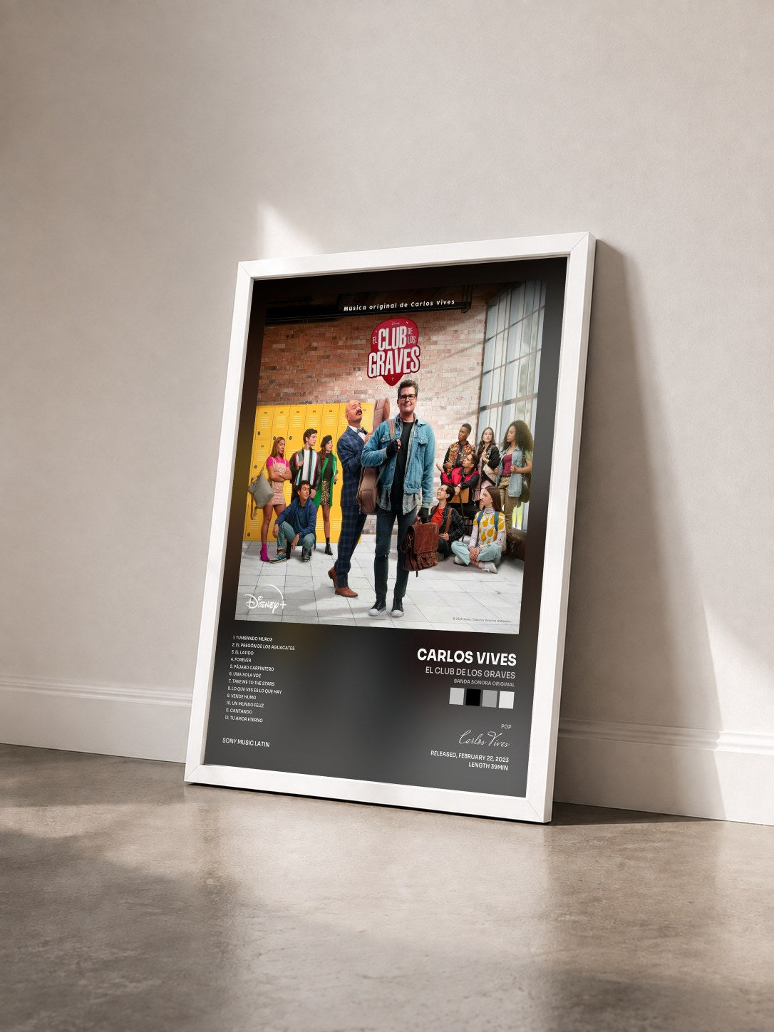 #blanc Tableau de l'album El club de los Graves (Banda Sonora Original) de Carlos Vives vu de trois quarts, cadre blanc