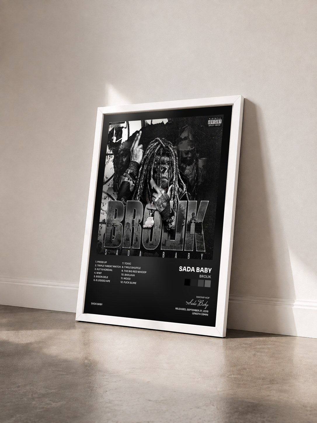 #blanc Tableau de l'album BROLIK de Sada Baby vu de trois quarts, cadre blanc