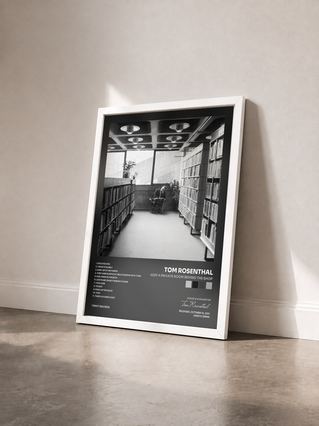 #blanc Tableau de l'album Keep a Private Room Behind the Shop de Tom Rosenthal vu de trois quarts, cadre blanc