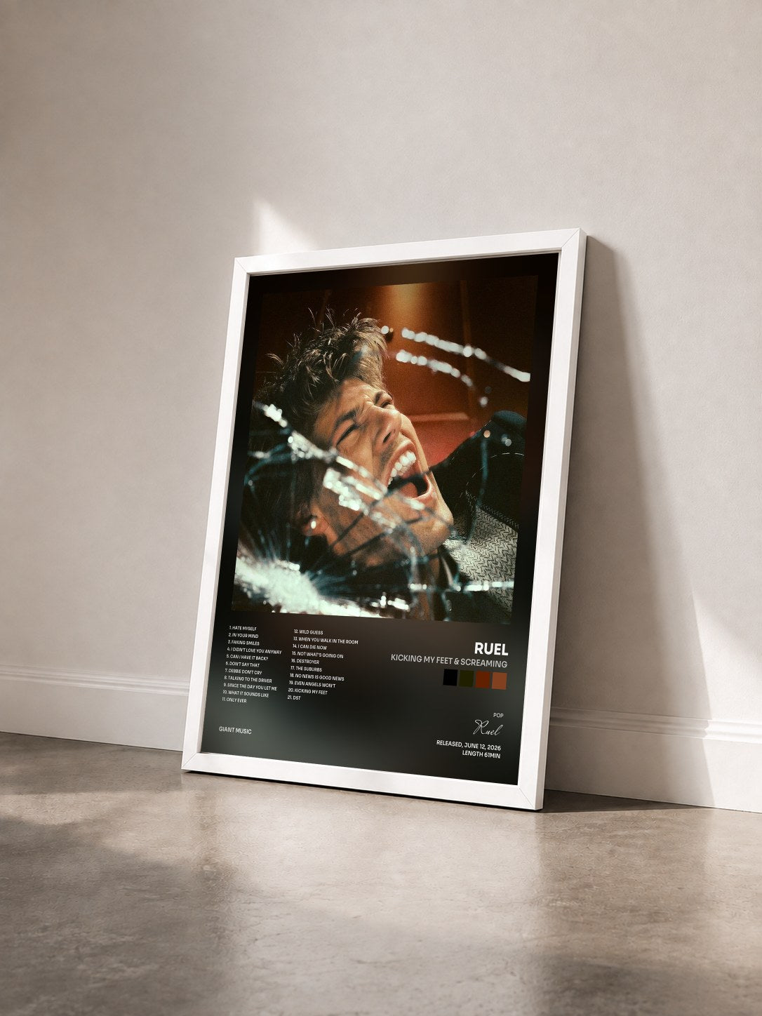 #blanc Tableau de l'album Kicking My Feet & Screaming de Ruel vu de trois quarts, cadre blanc