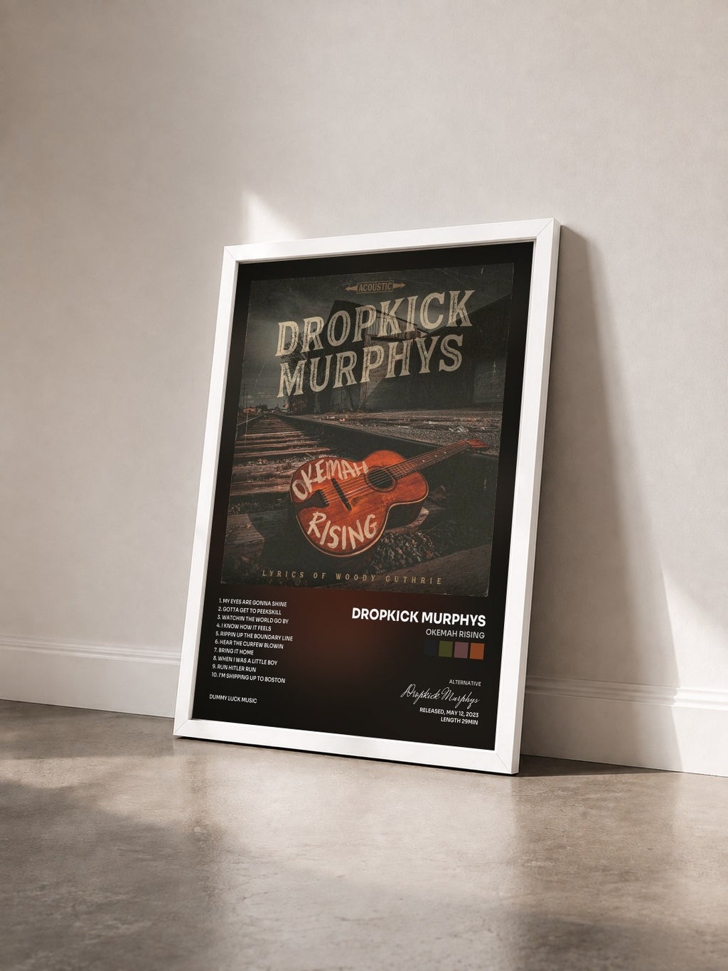 #blanc Okemah Rising von Dropkick Murphys als gerahmter Kunstdruck von schräg gesehen, weißer Rahmen