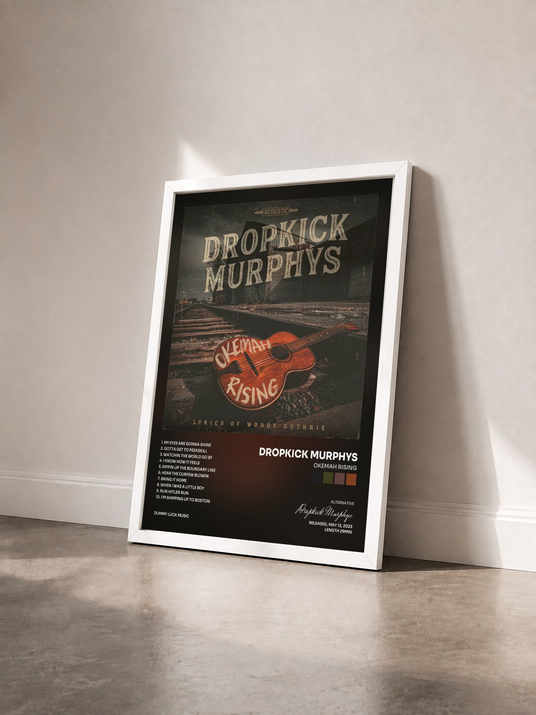 #blanc Tableau de l'album Okemah Rising de Dropkick Murphys vu de trois quarts, cadre blanc