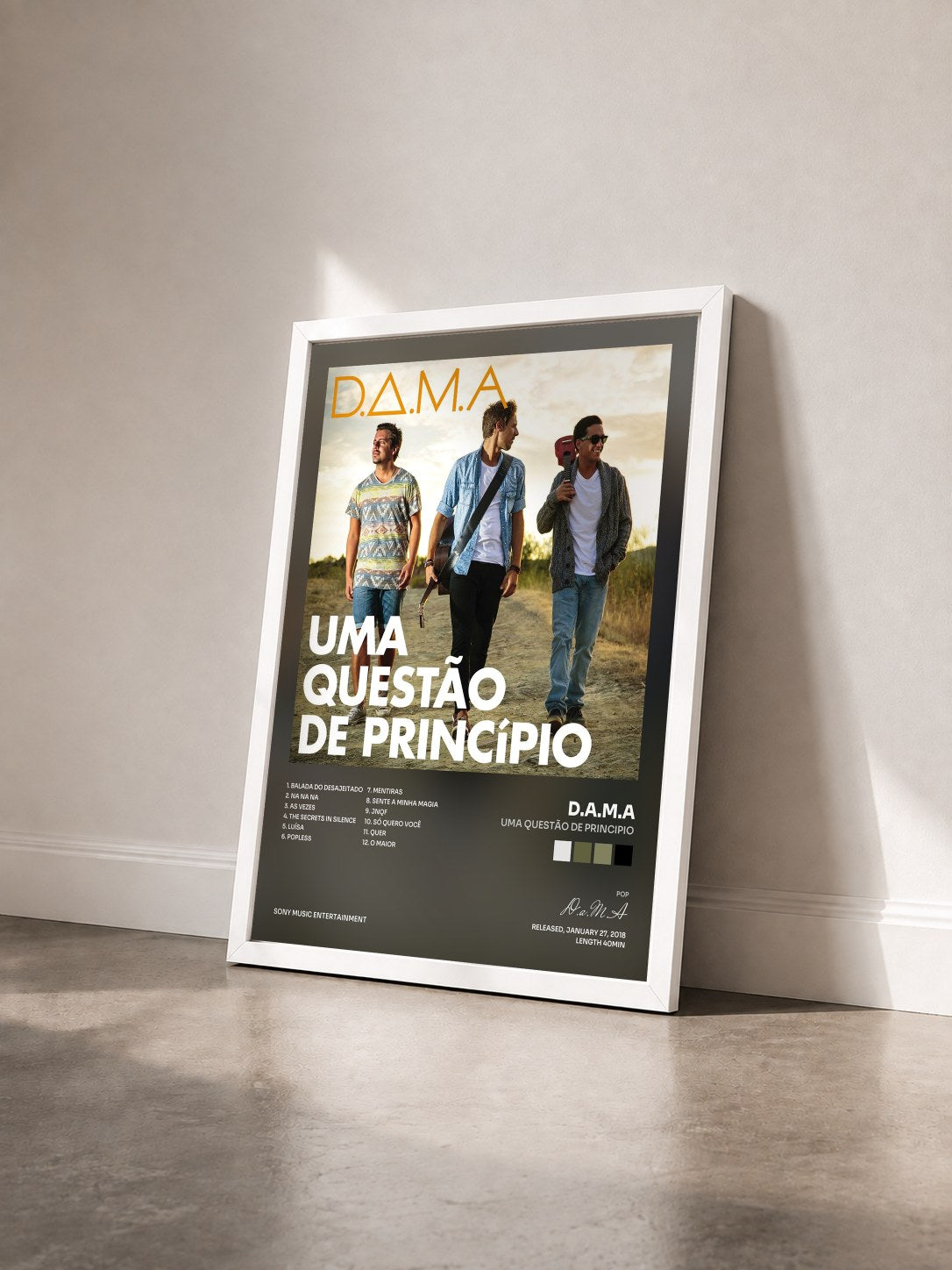 #blanc Tableau de l'album Uma Questão de Principio de D.a.M.A vu de trois quarts, cadre blanc
